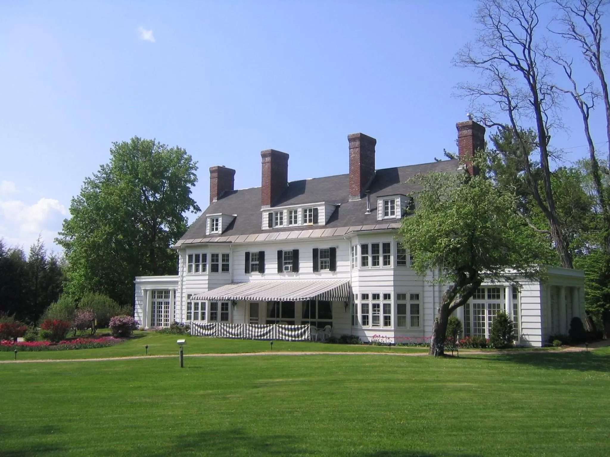 Facade/entrance in Four Chimneys Inn