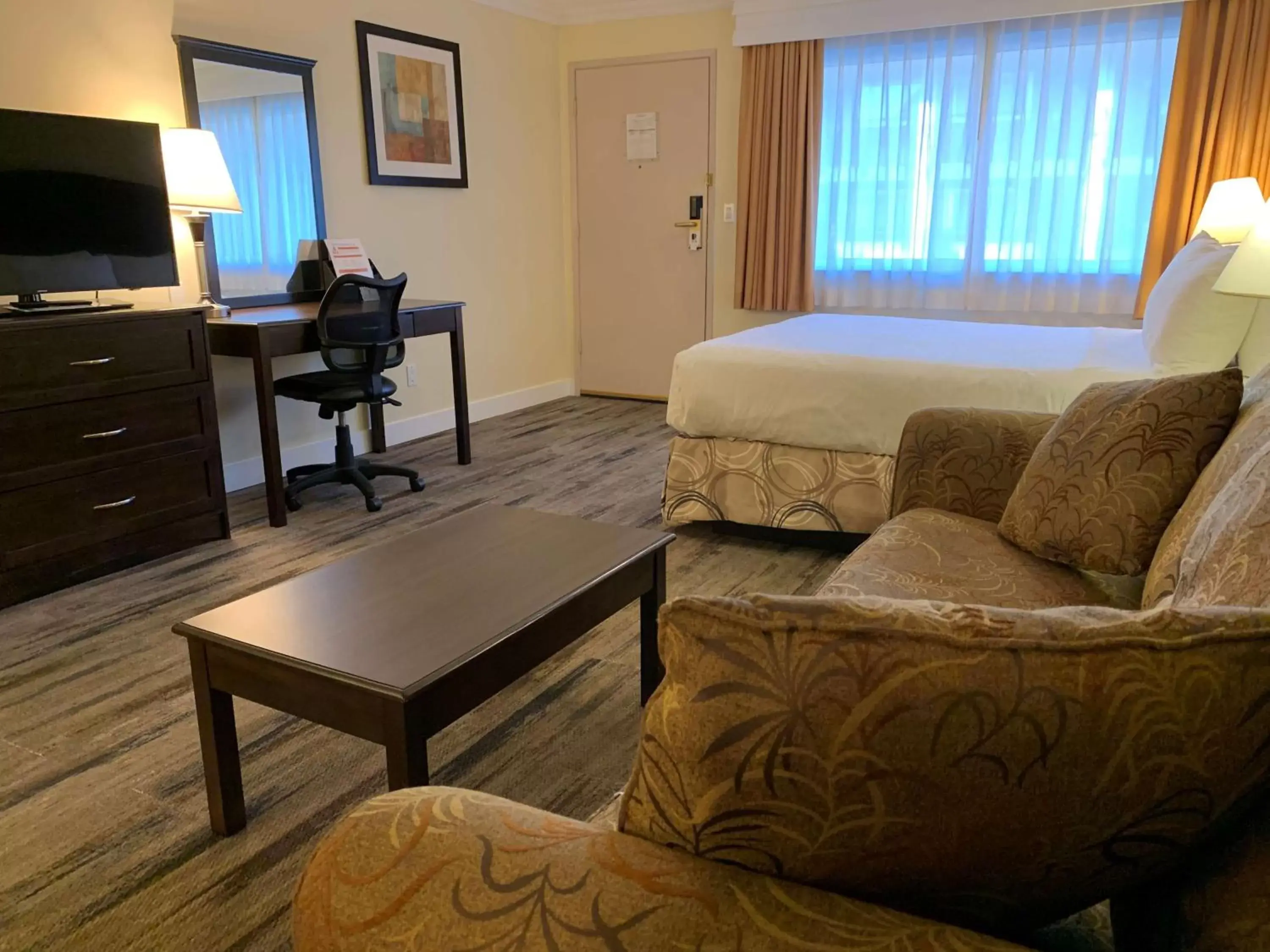 Photo of the whole room, Seating Area in Best Western PLUS Burnaby Hotel