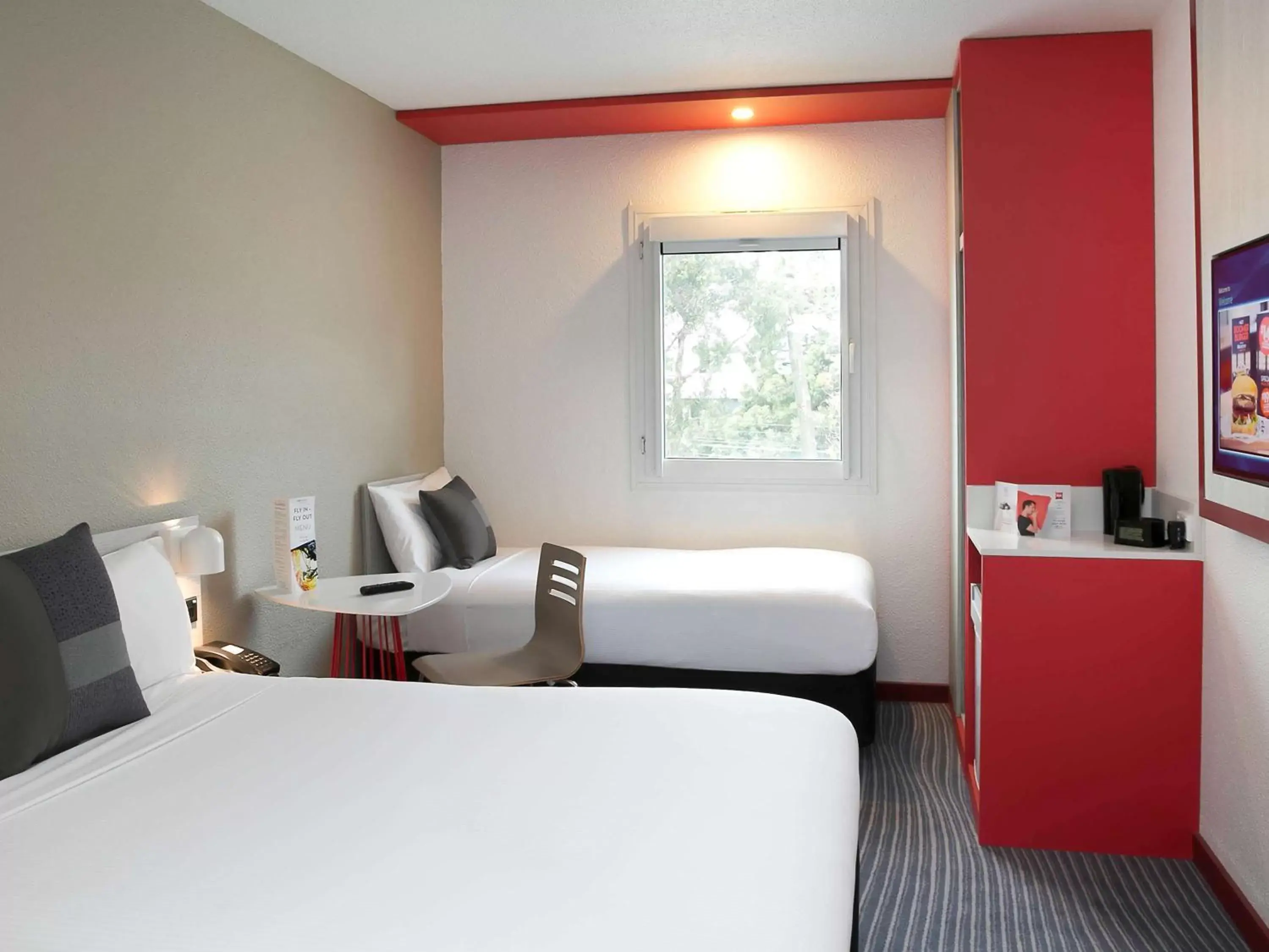 Photo of the whole room, Bed in Ibis Sydney Airport Hotel