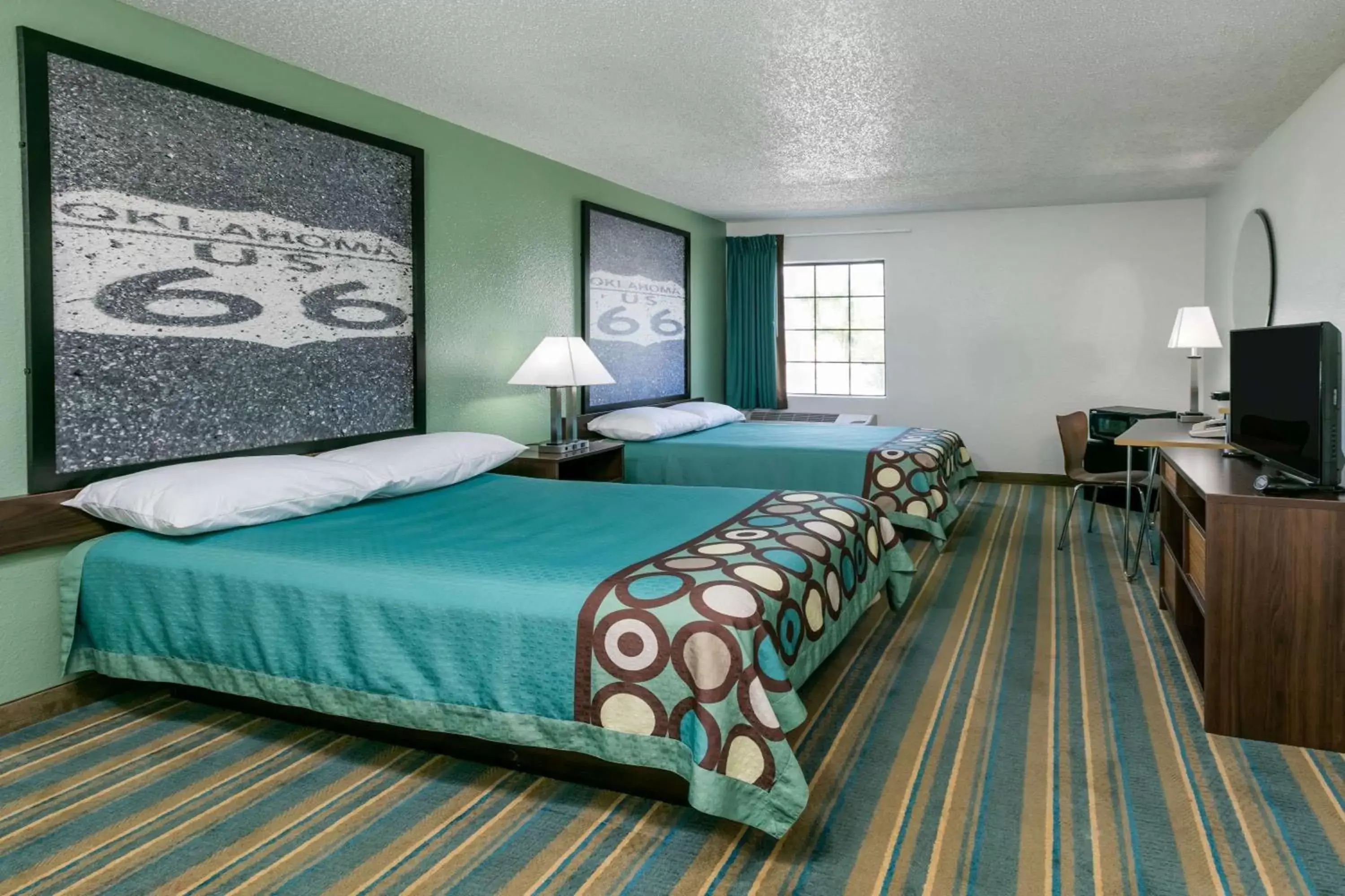 Photo of the whole room, Bed in Super 8 by Wyndham Sapulpa/Tulsa Area