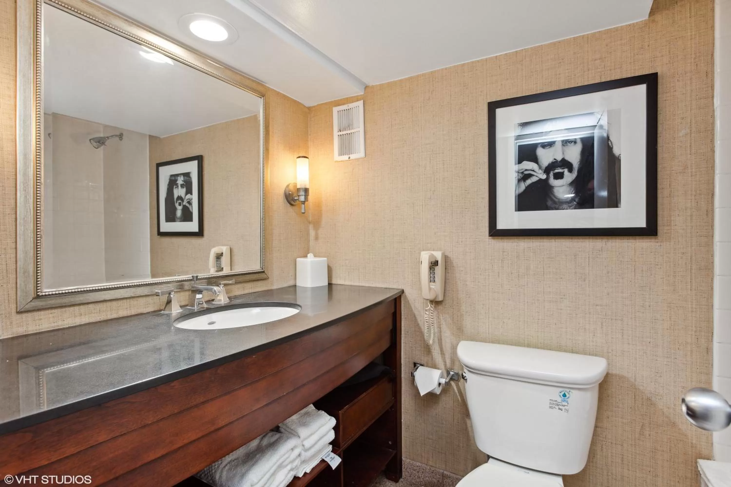 Toilet in Comfort Inn & Suites Baltimore Inner Harbor