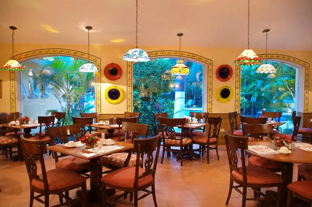 Restaurant/Places to Eat in Hotel Hacienda Real