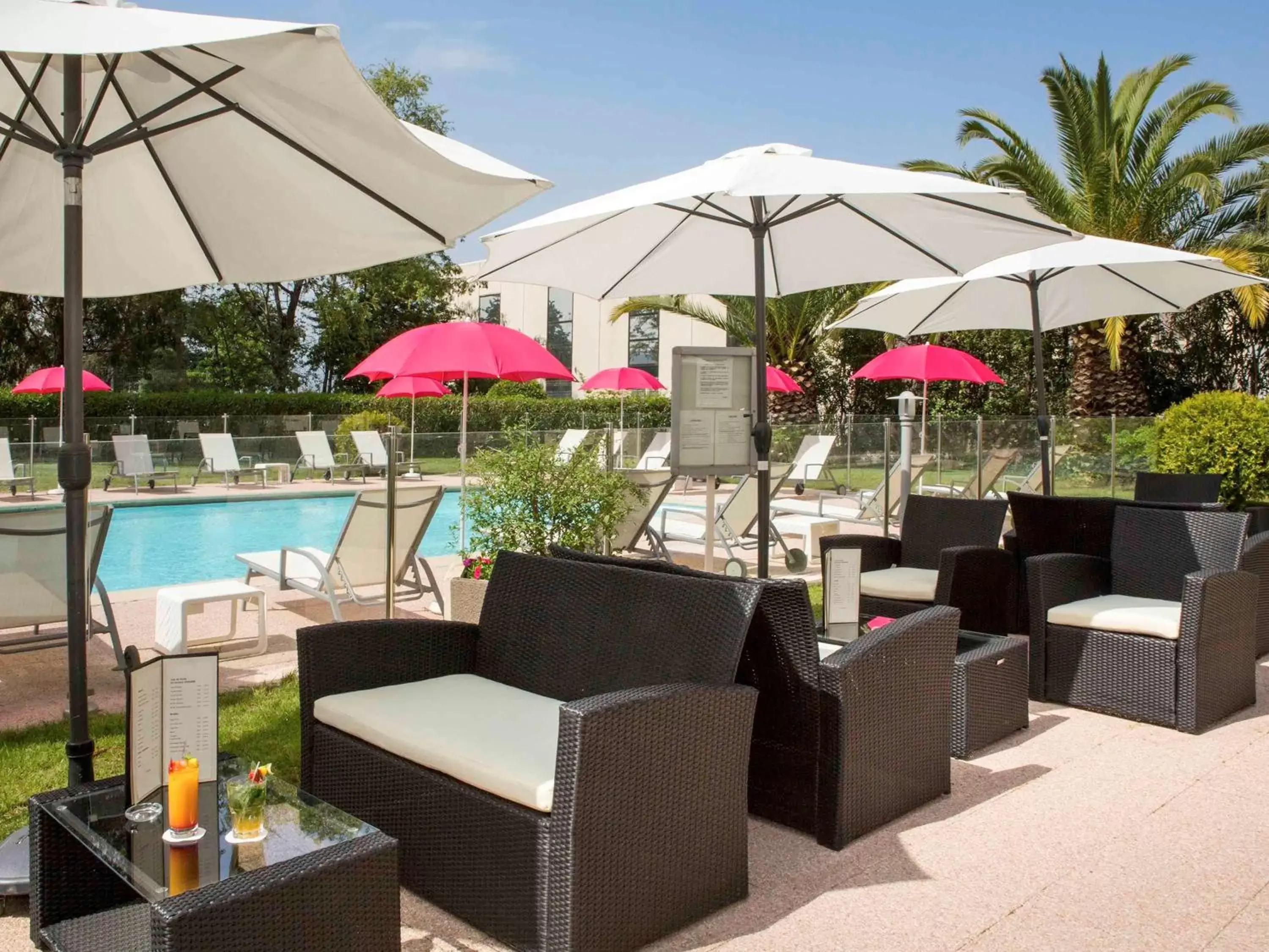 Restaurant/places to eat, Swimming Pool in Mercure Cannes Mandelieu