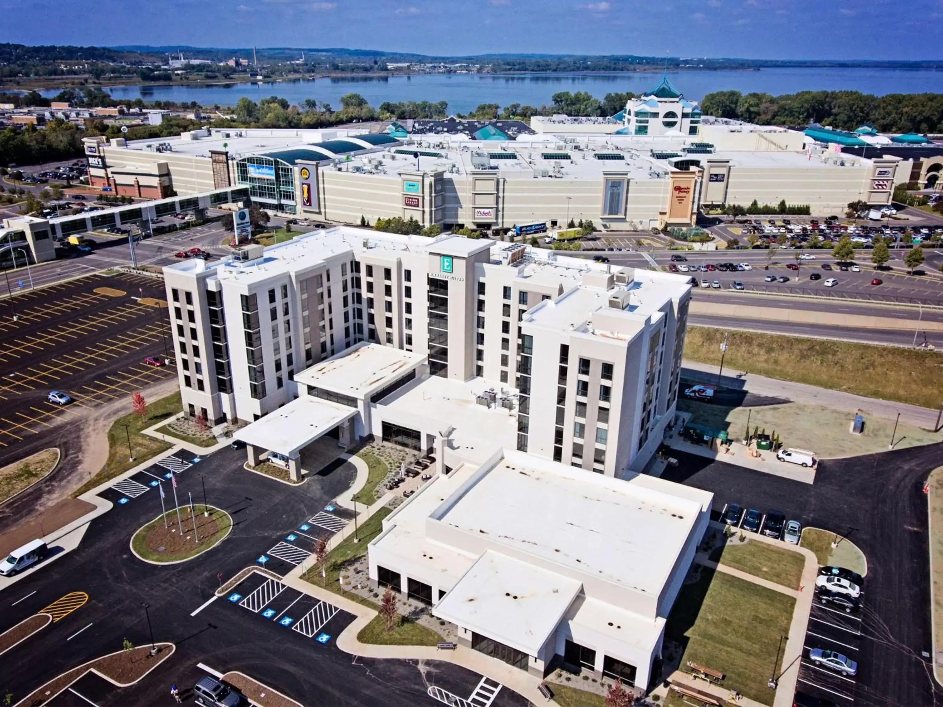 Property building, Bird's-eye View in Embassy Suites By Hilton Syracuse Destiny USA