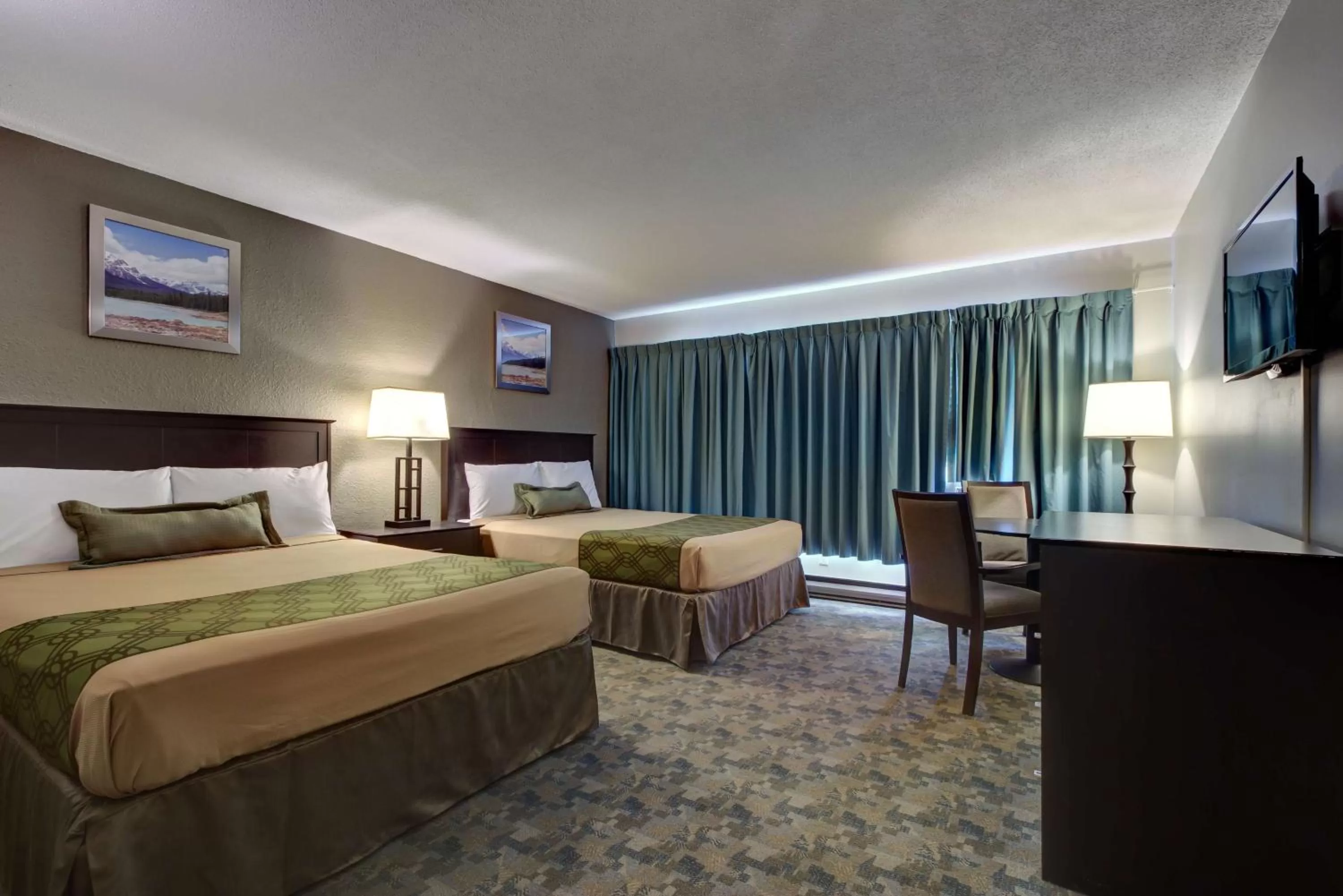 Photo of the whole room, Bed in Knights Inn Kamloops