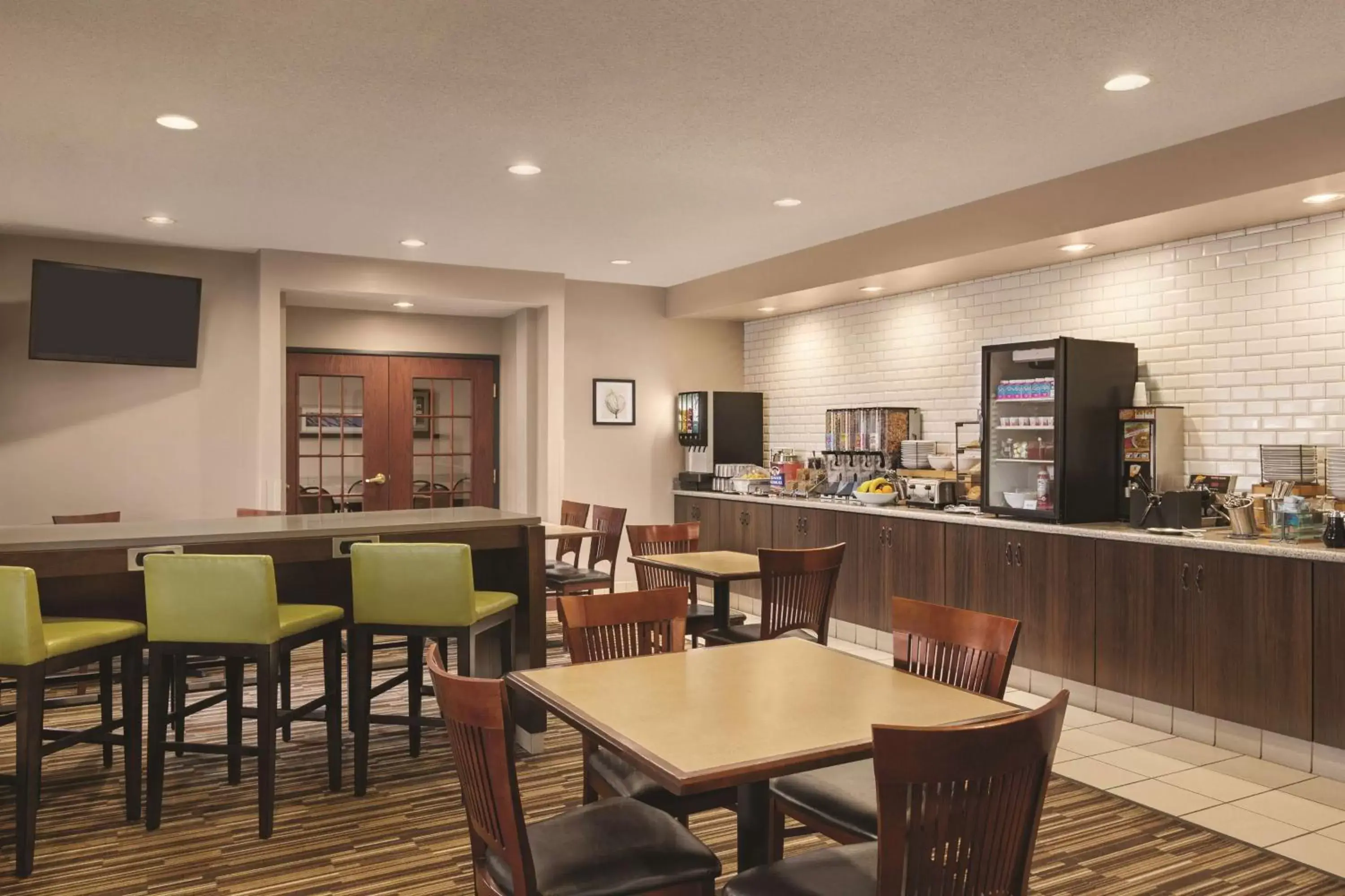 Restaurant/Places to Eat in Country Inn & Suites by Radisson, Willmar, MN