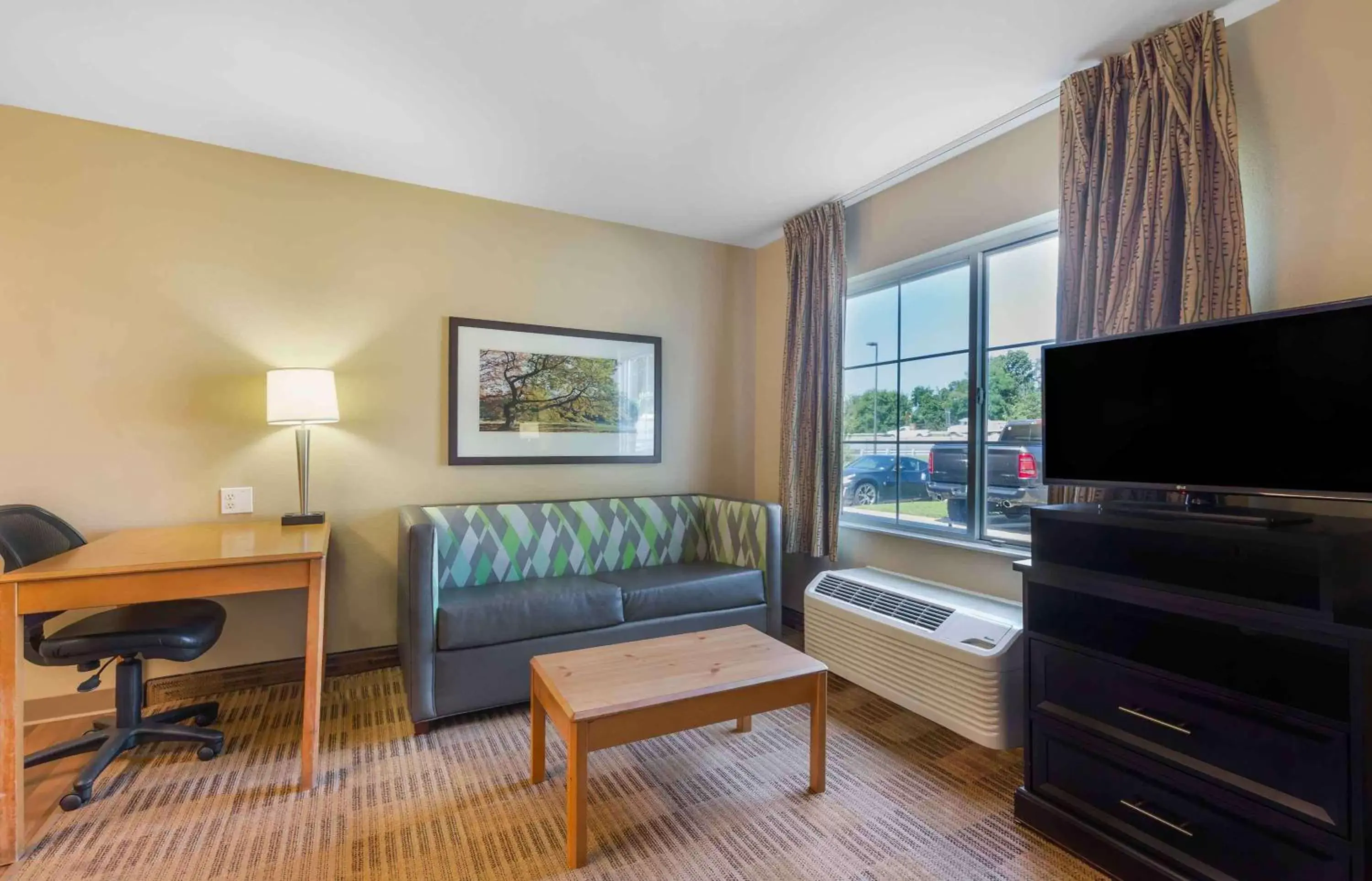 Bedroom, TV/Entertainment Center in Extended Stay America Suites - Washington, DC - Chantilly - Airport