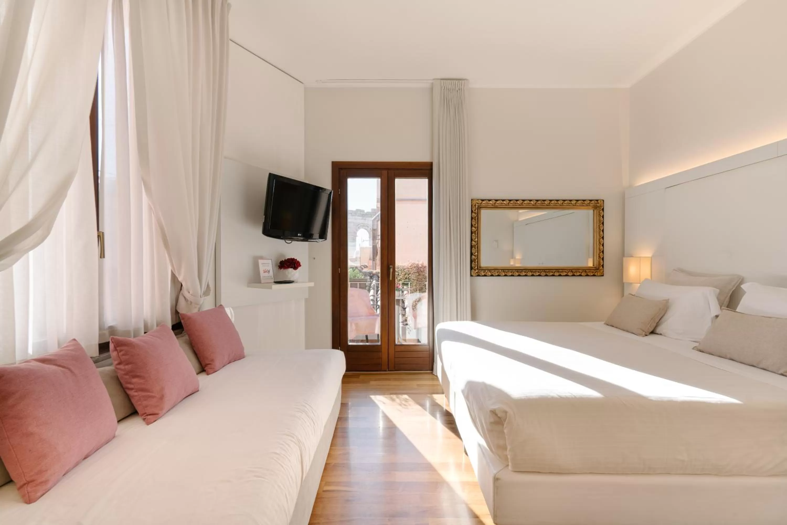 Photo of the whole room, Bed in Hotel Giulietta e Romeo ***S