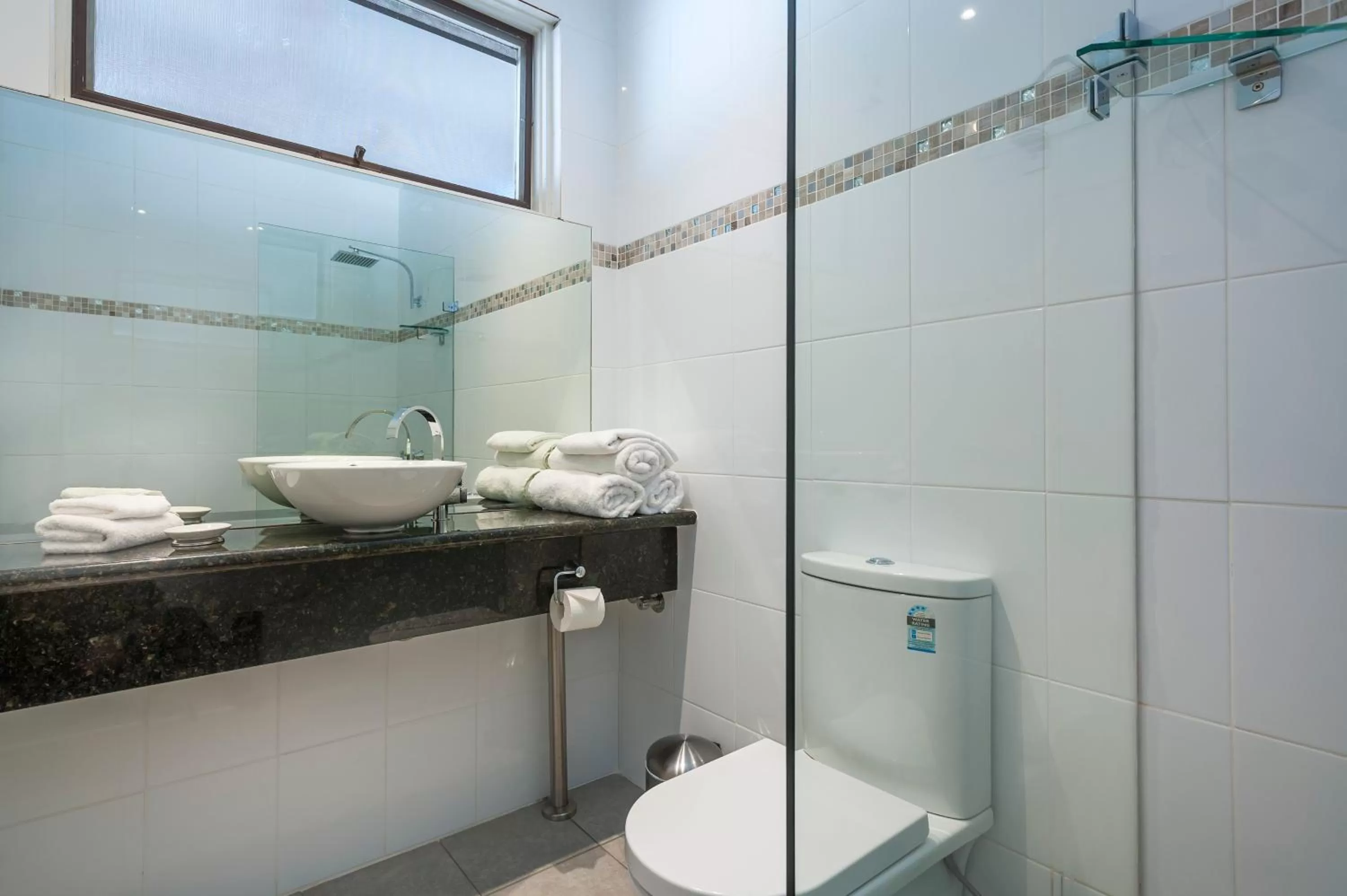 Toilet in Comfort Inn Coach & Bushmans