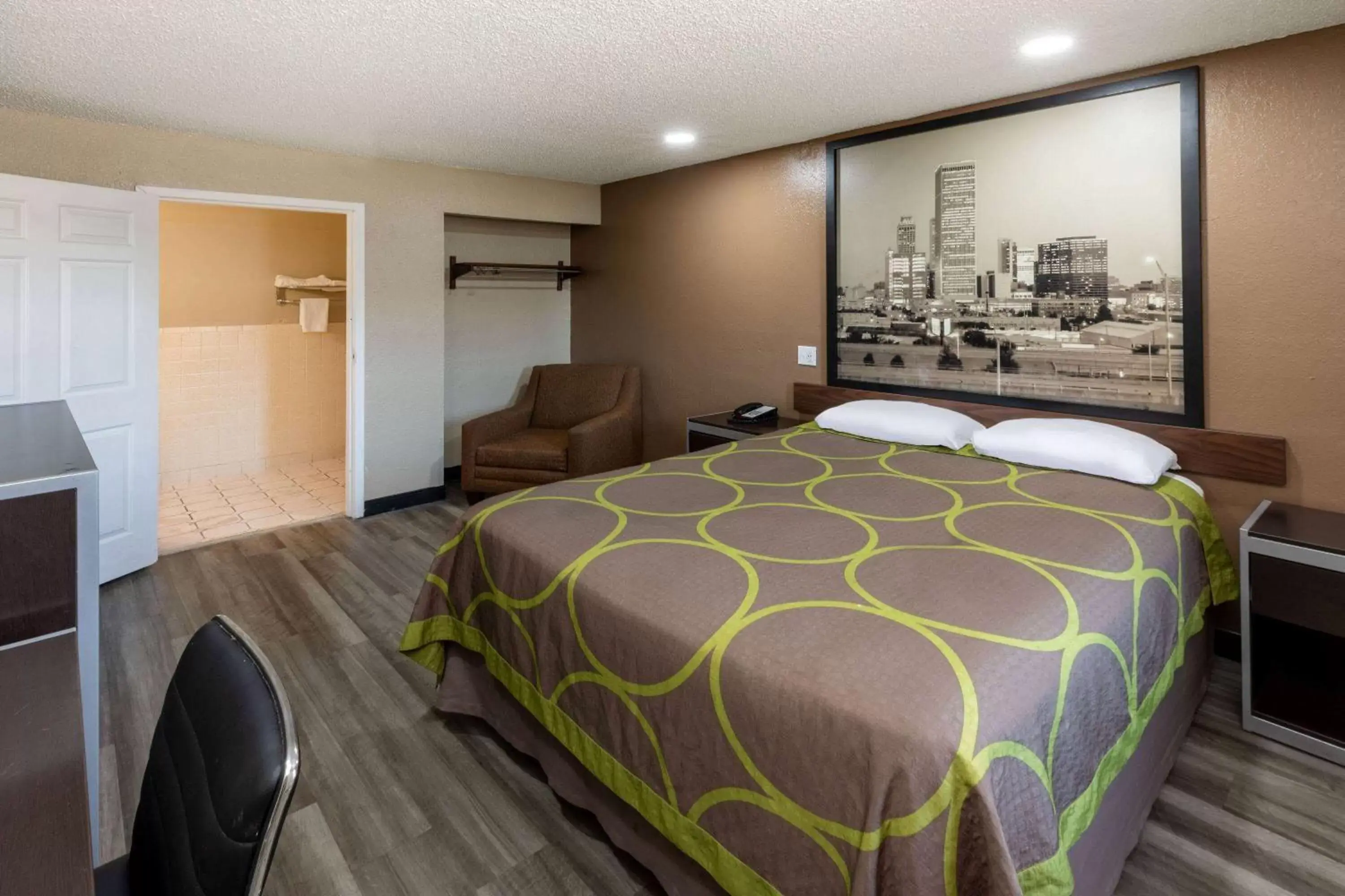 Photo of the whole room, Bed in Super 8 by Wyndham Tulsa/Arpt/St Fairgrounds