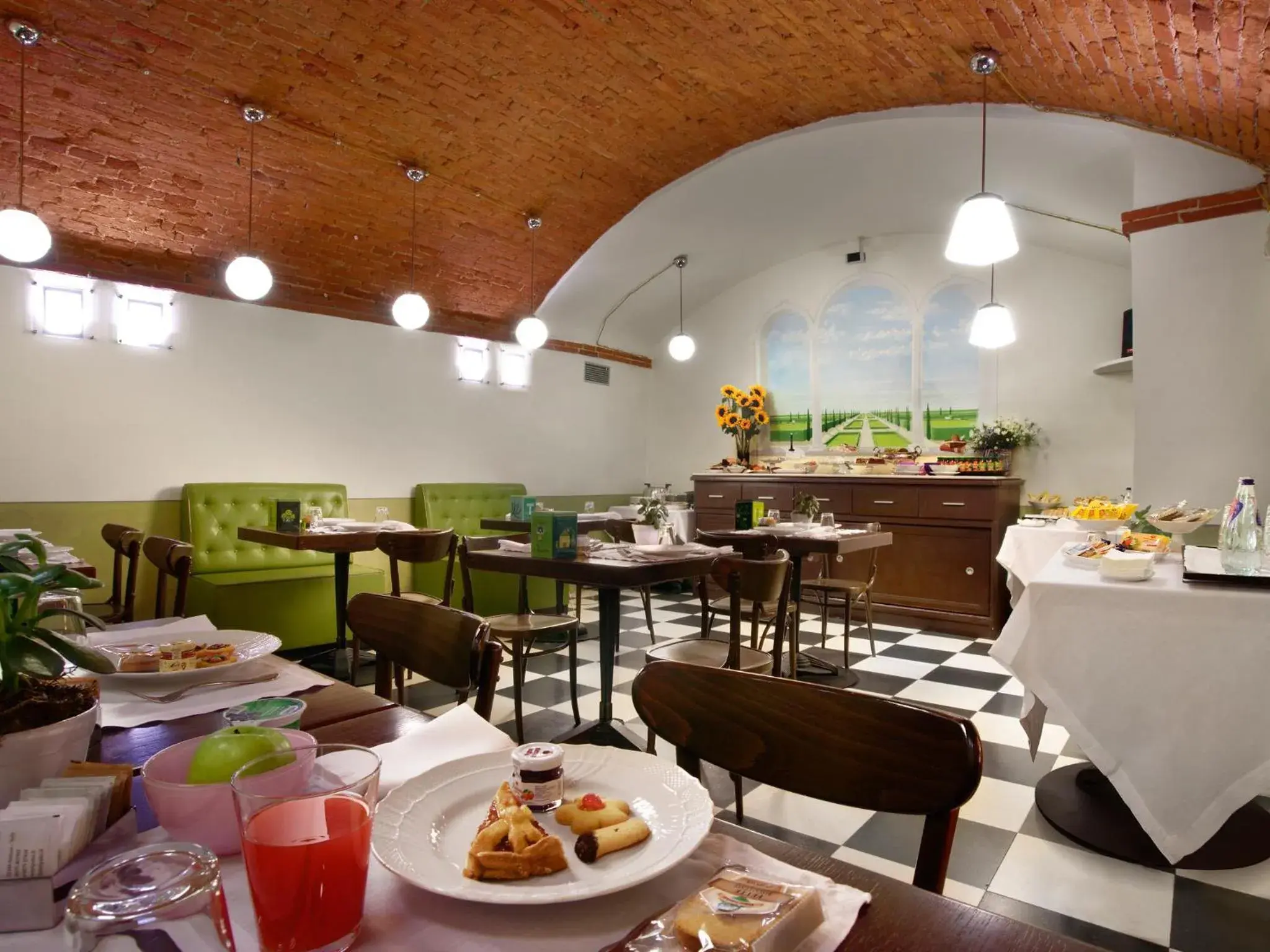 Restaurant/Places to Eat in Graziella Patio Hotel