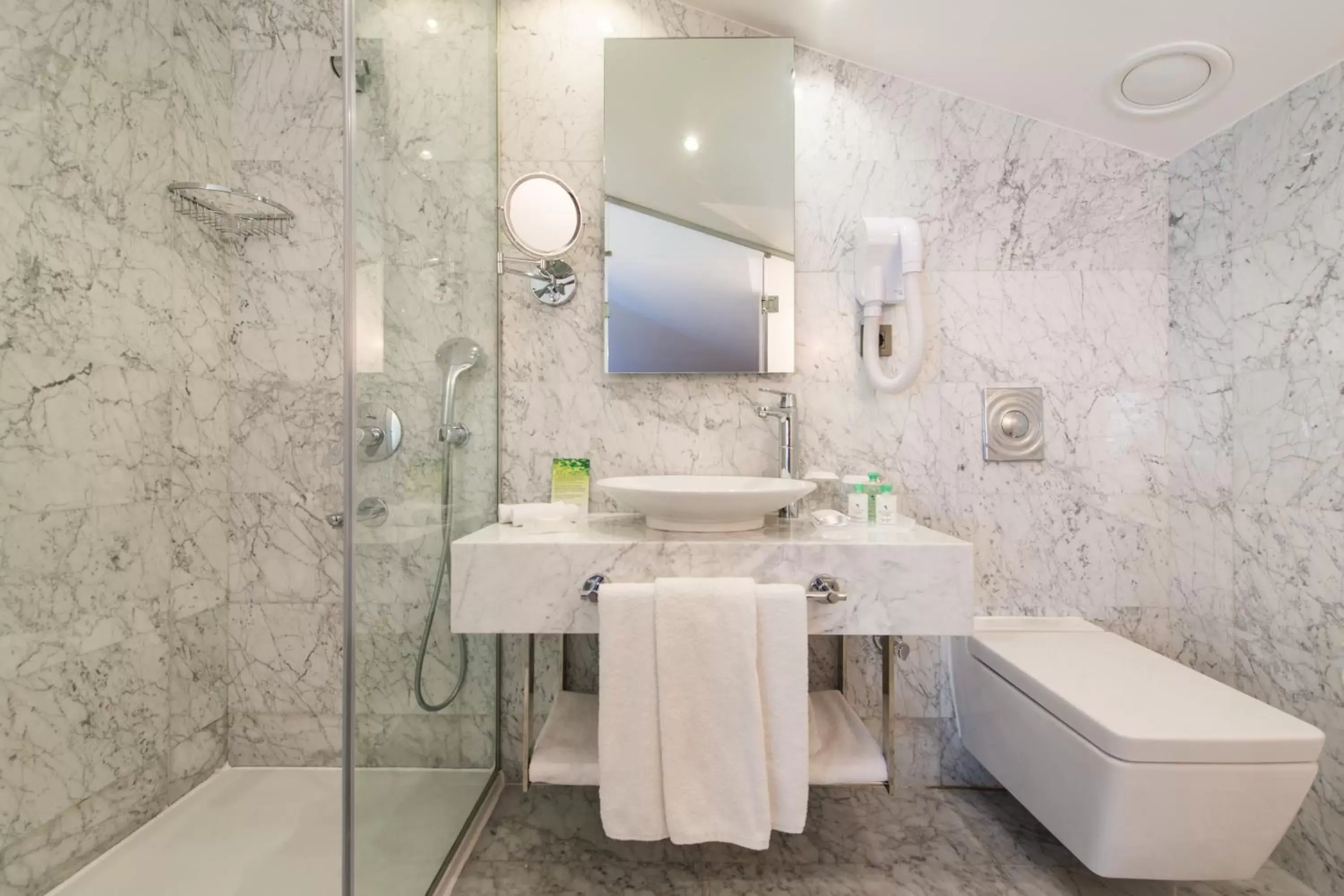 Shower, Bathroom in Hotel Saint Sophia