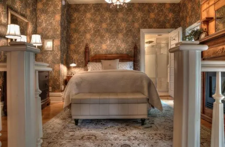 Deluxe Queen Suite in The Foxglove Inn Deluxe Queen Suite in The Foxglove Inn