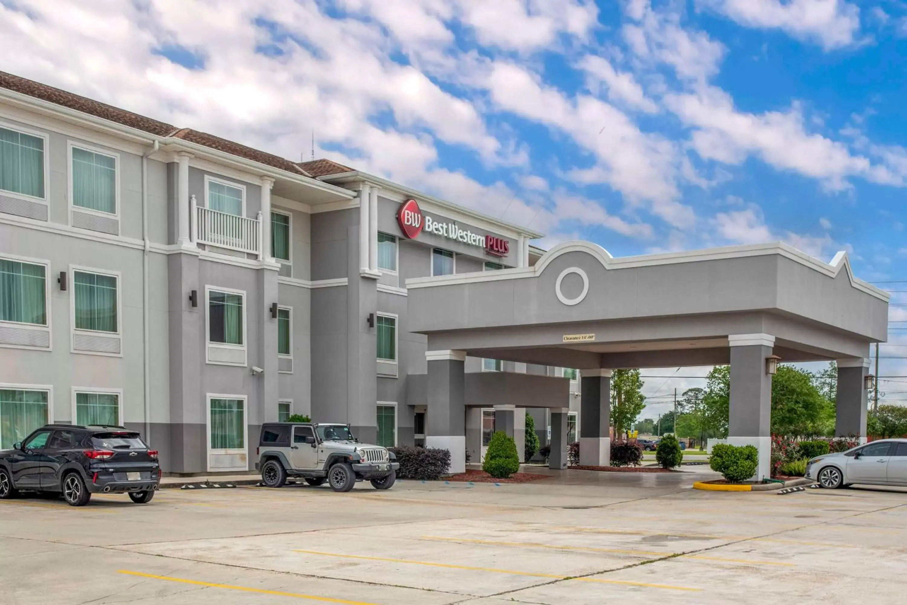 Property Building in Best Western Plus Chalmette Hotel