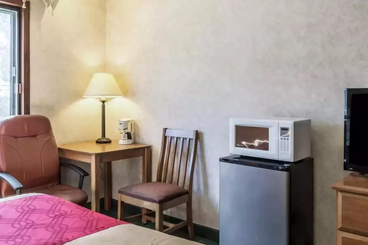 microwave, Seating Area in Econo Lodge North Sioux Falls