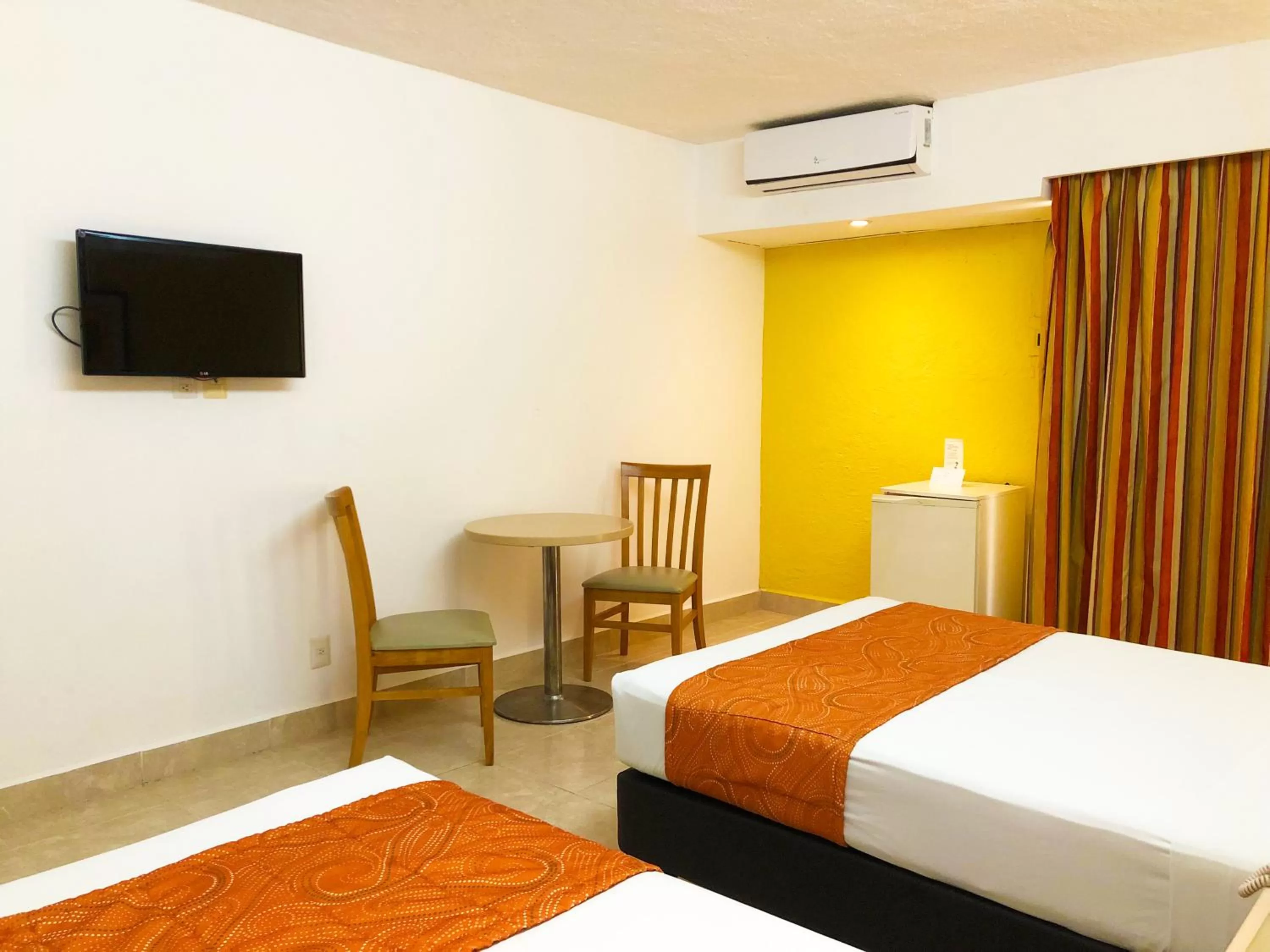 Photo of the whole room, Bed in Hotel Los Cocos Chetumal