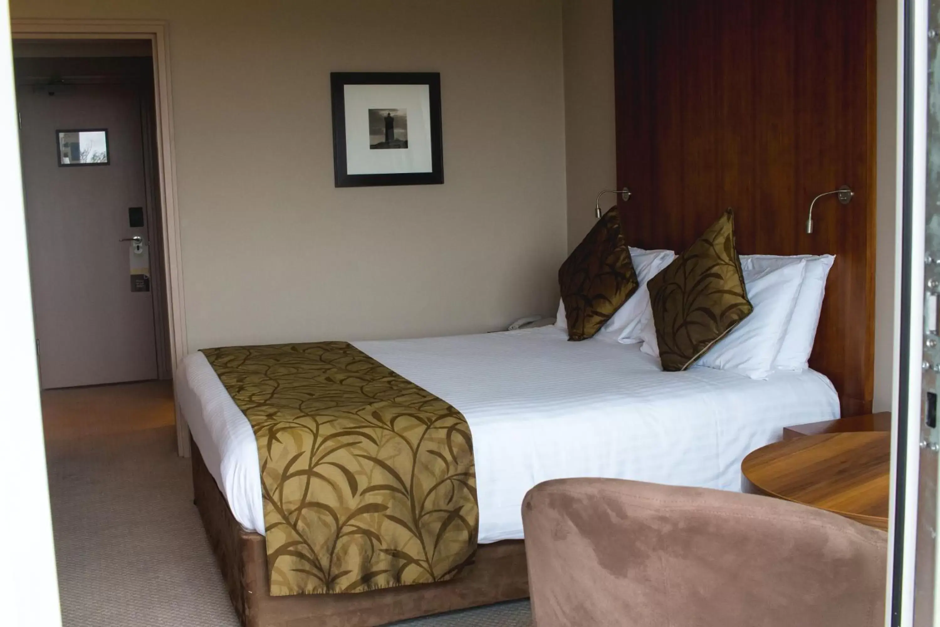 Photo of the whole room, Bed in Humber Royal Hotel Photo of the whole room, Bed in Humber Royal Hotel