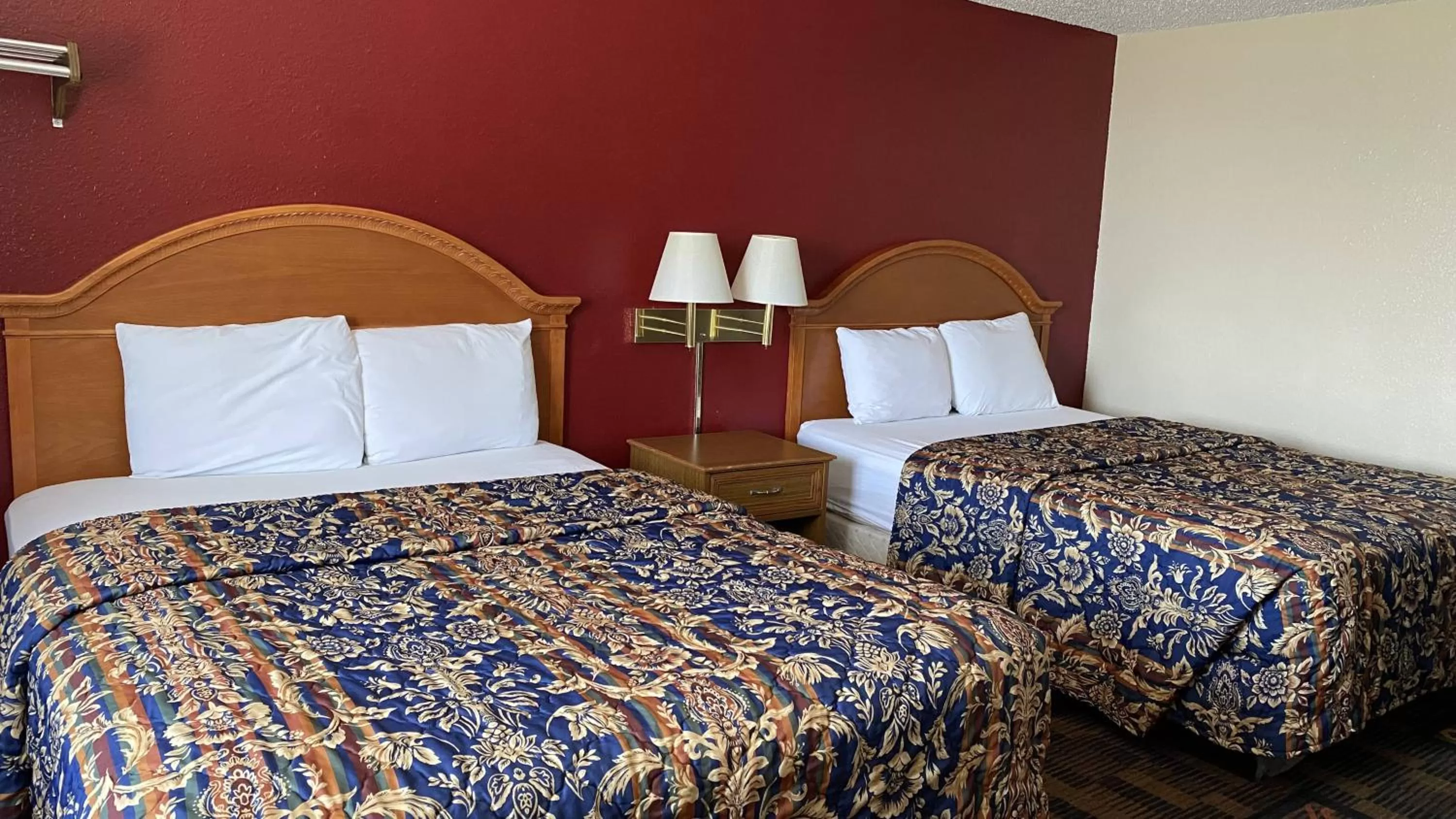 Bed in Newton Inn In Newton, KS