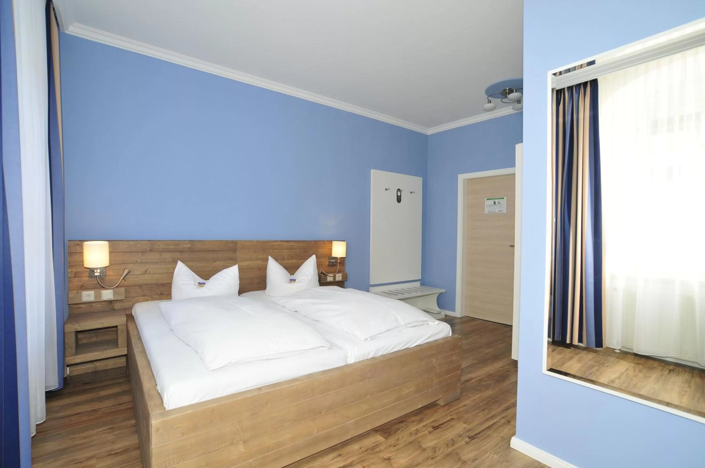 Photo of the whole room, Bed in Hotel Am Obermarkt