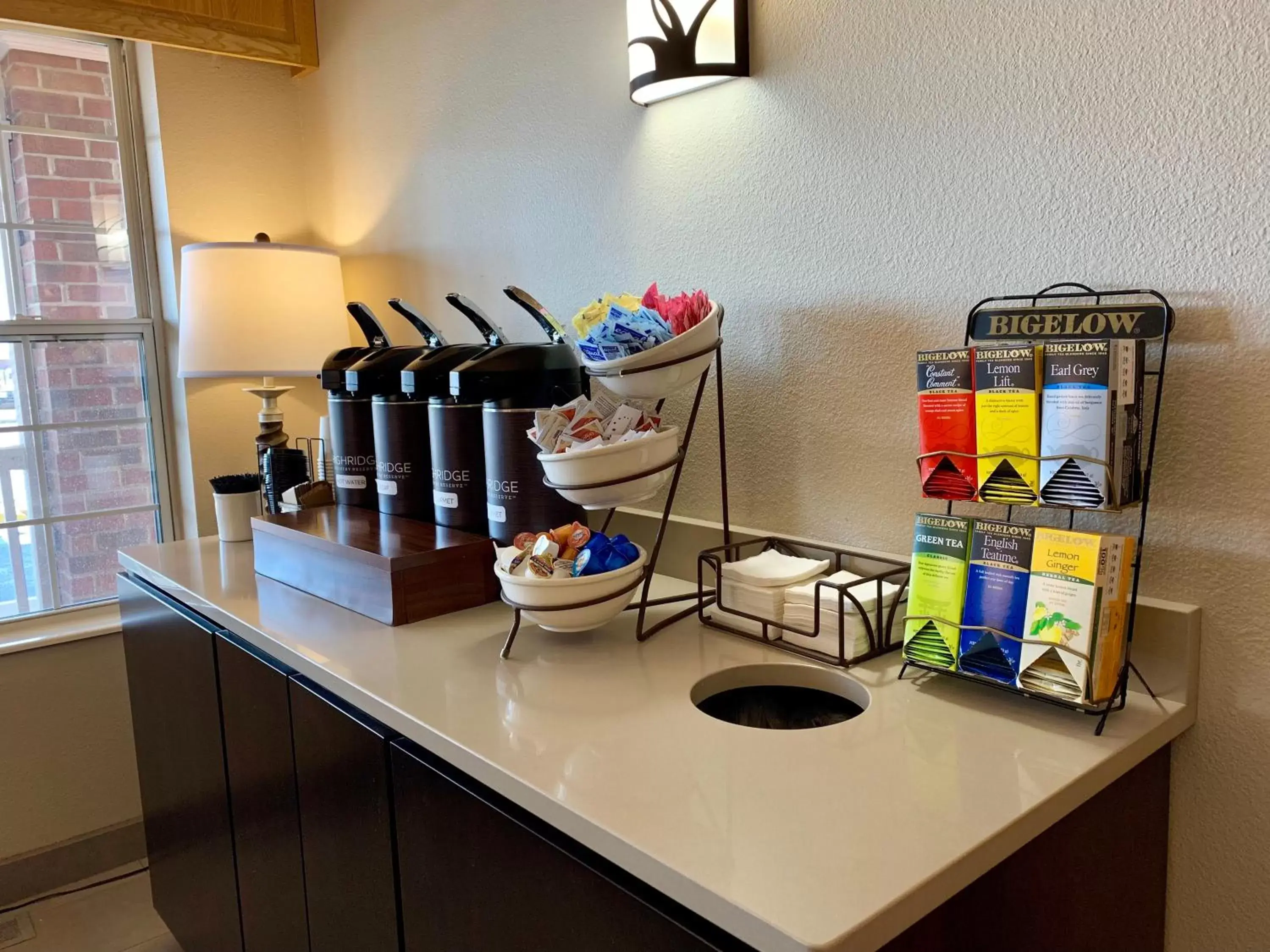 Coffee/tea facilities, Kitchen/Kitchenette in Country Inn & Suites by Radisson, Kenosha, WI