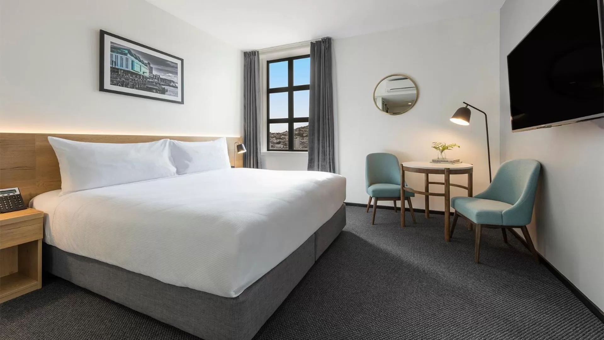 TV and multimedia, Bed in Oaks Wellington Hotel