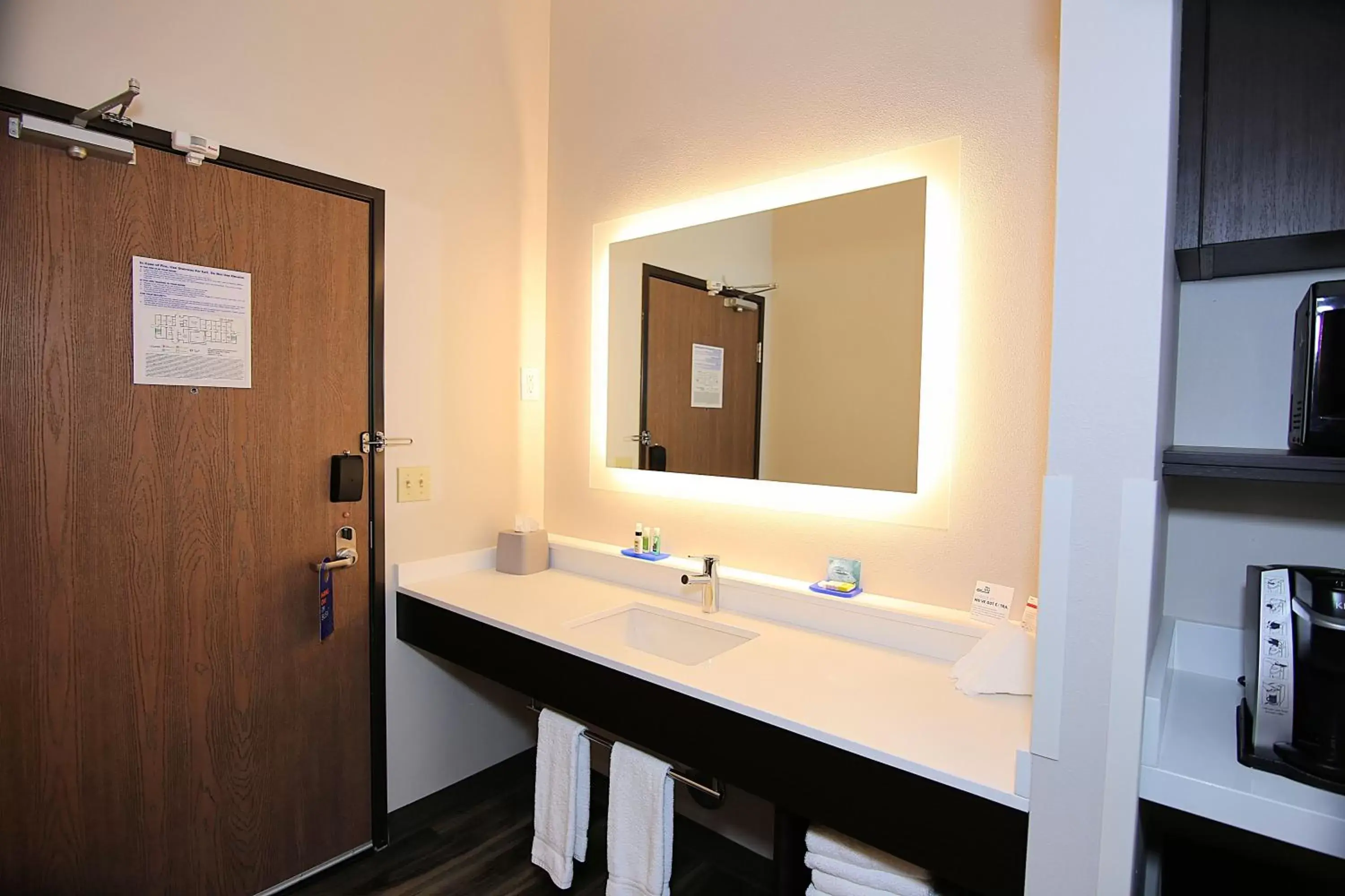 Photo of the whole room, Bathroom in Holiday Inn Express Hotel & Suites Ashland, an IHG Hotel