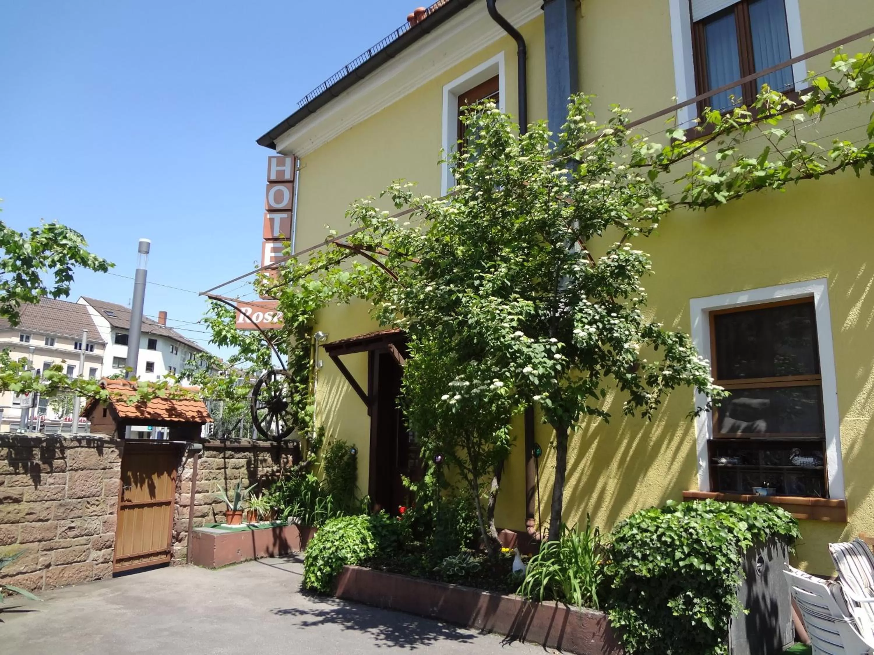 Facade/entrance in Hotel Rose Heidelberg inklusive Frühstück, Saunanutzung und Parkplätze nach Verfügbarkeit