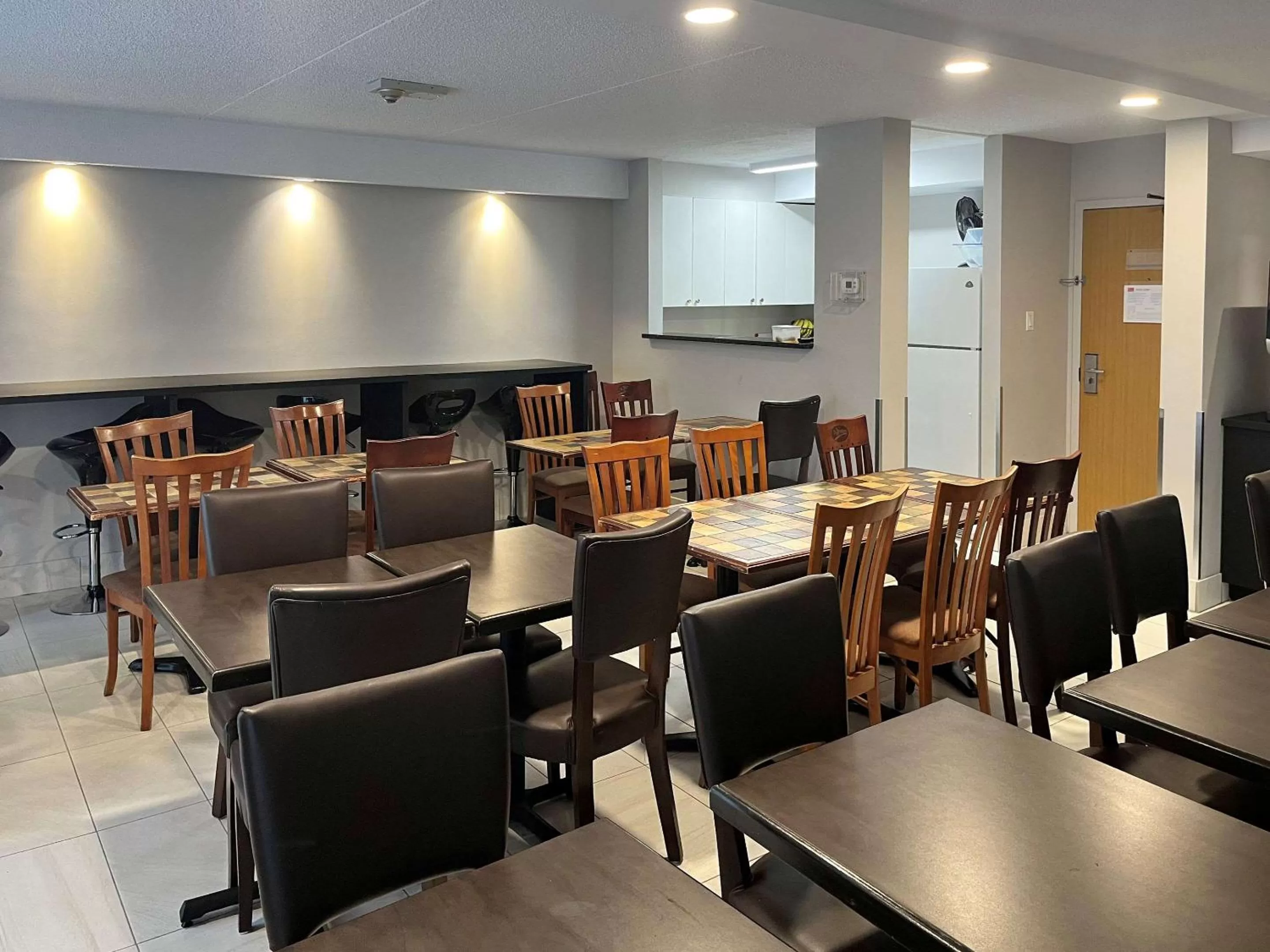 Breakfast in Econo Lodge Airport Quebec