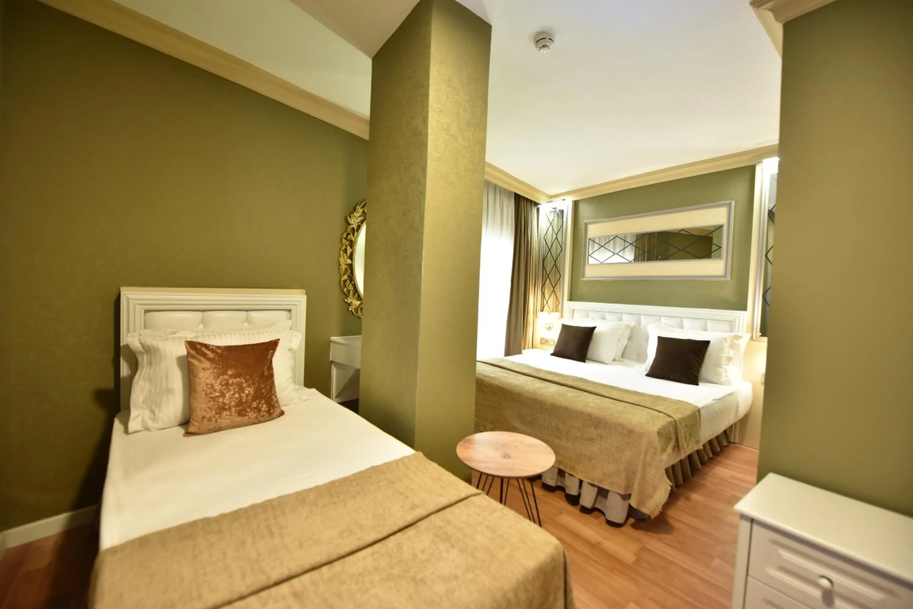 Photo of the whole room, Bed in Sunlight Hotel