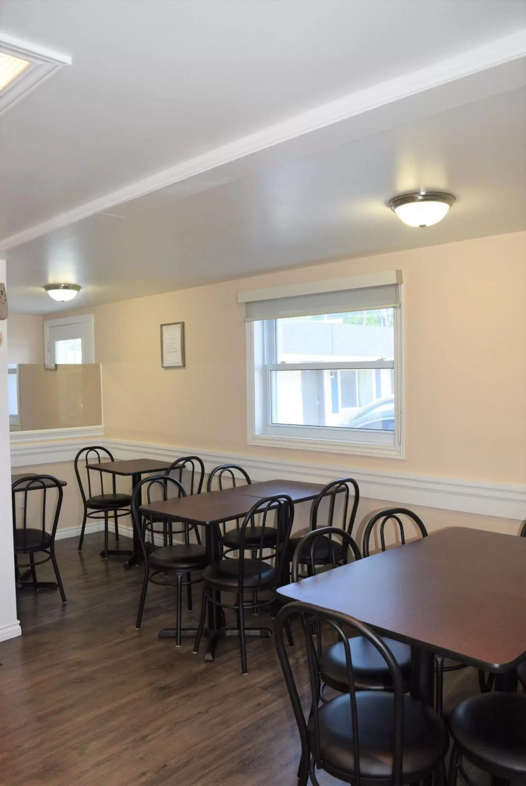 Restaurant/Places to Eat in Knights Inn Arnprior