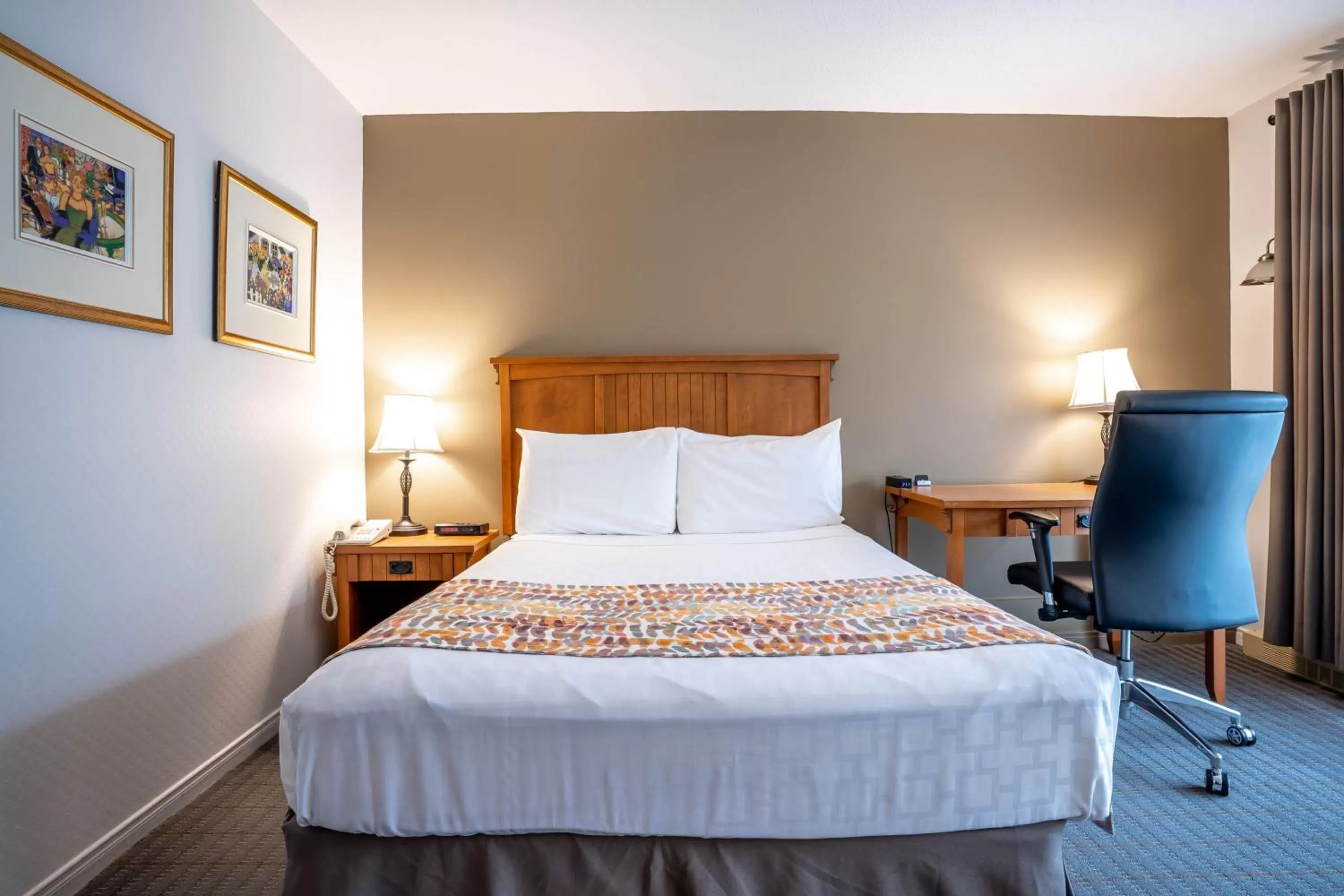 Bed in Hôtel Chéribourg