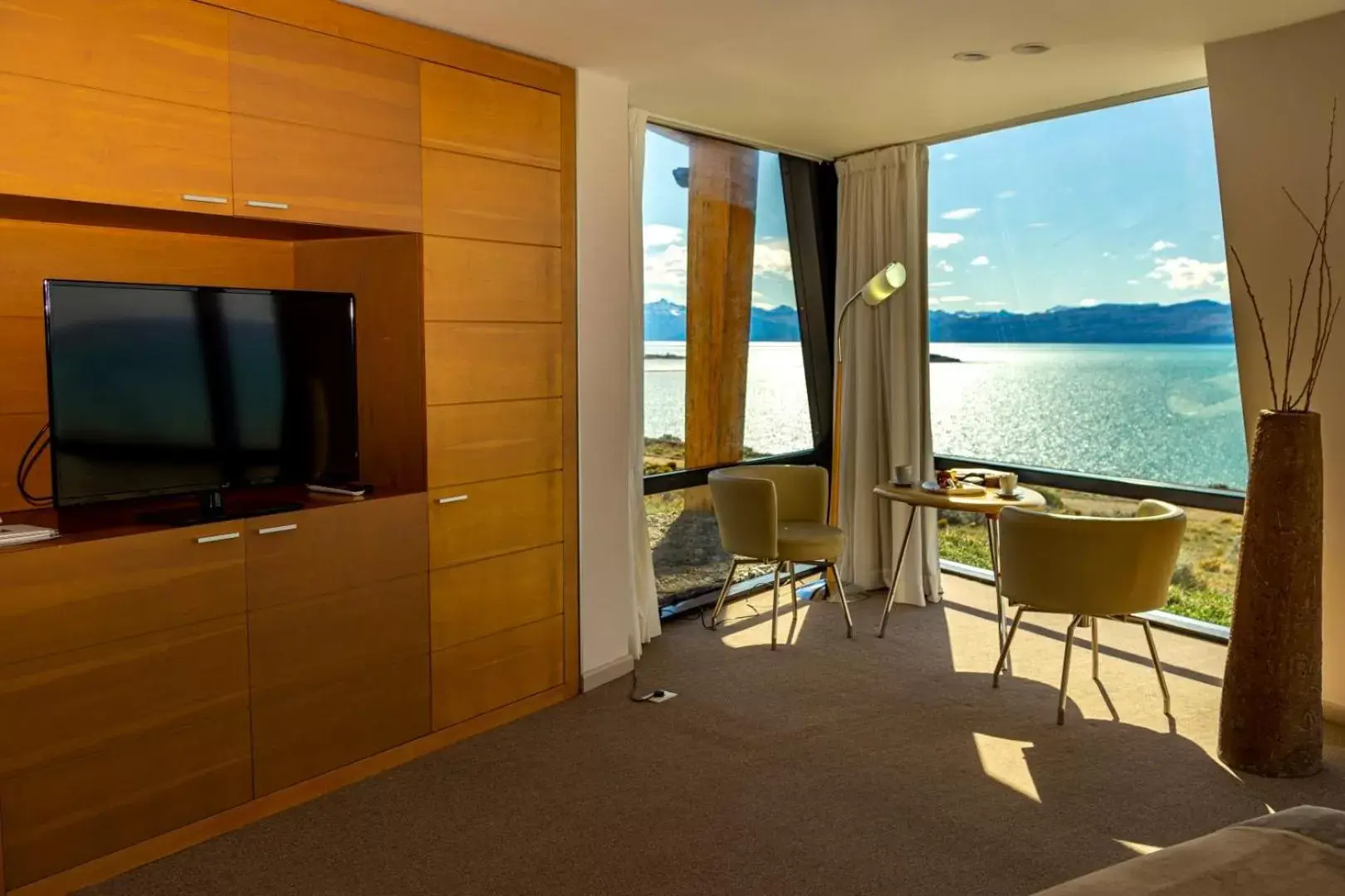 TV and multimedia, TV/Entertainment Center in Design Suites Calafate