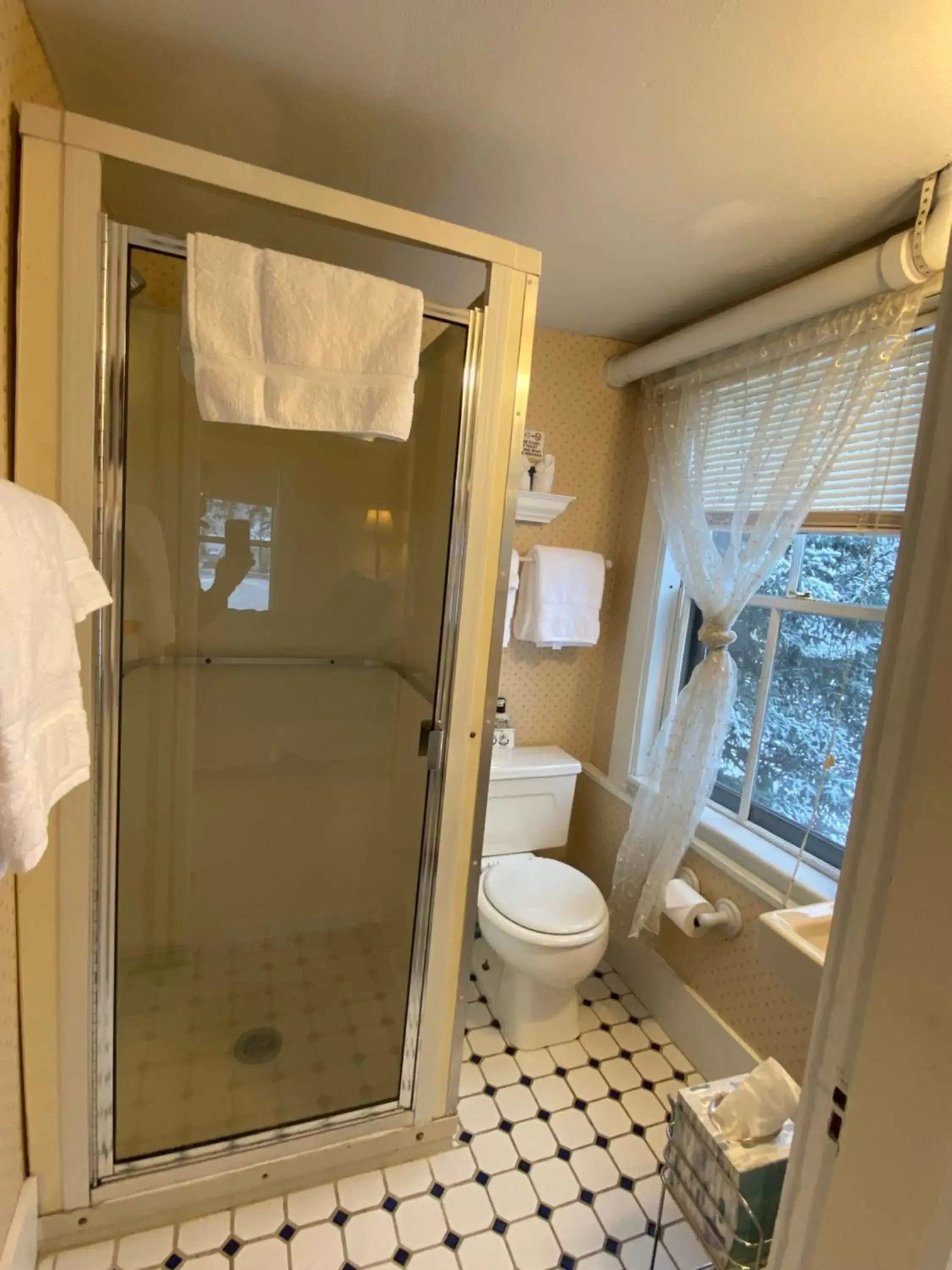 Bathroom in Follansbee Inn