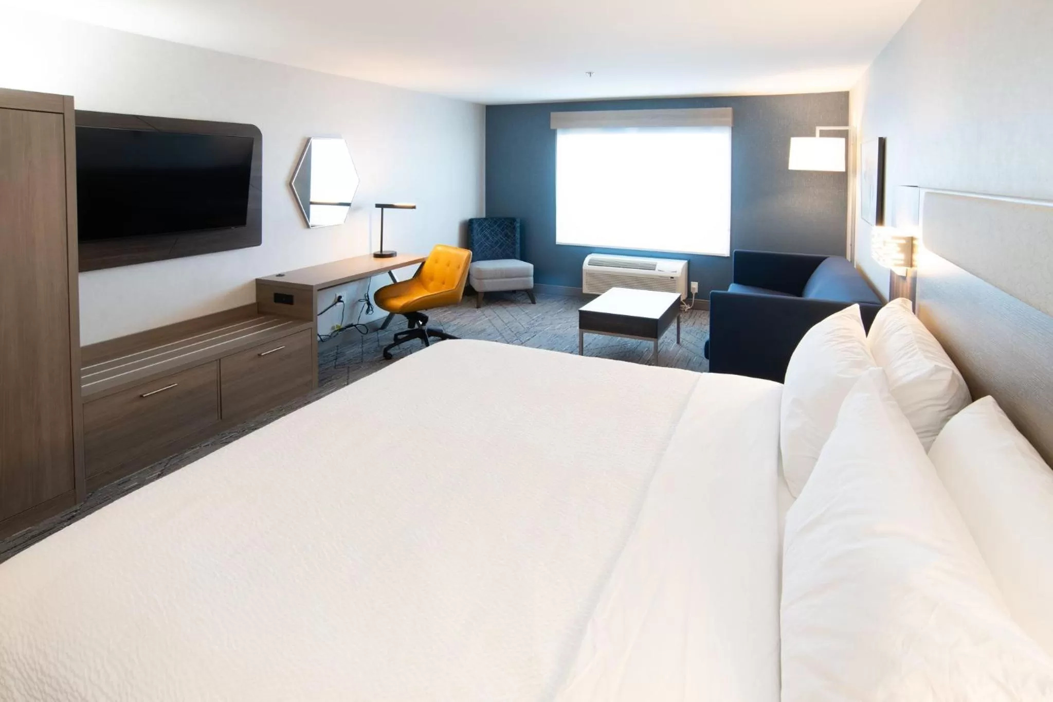Photo of the whole room, Bed in Holiday Inn Express & Suites - Moose Jaw by IHG