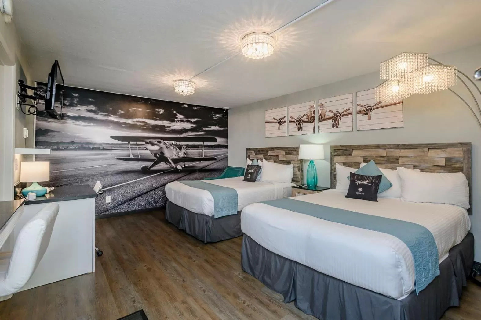 Photo of the whole room, Bed in Lions Gate Hotel