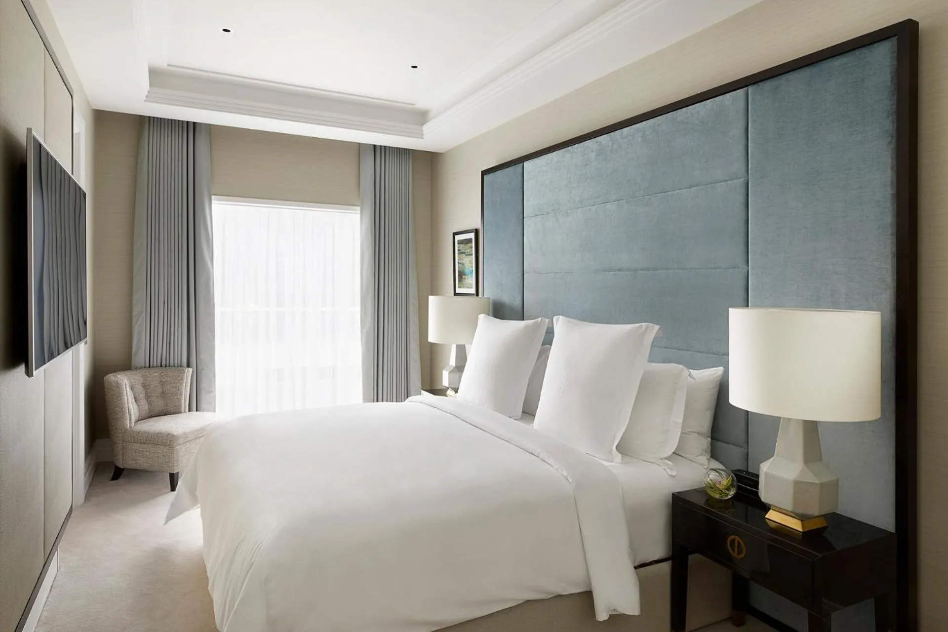 Bedroom, Bed in Four Seasons Hotel London at Tower Bridge