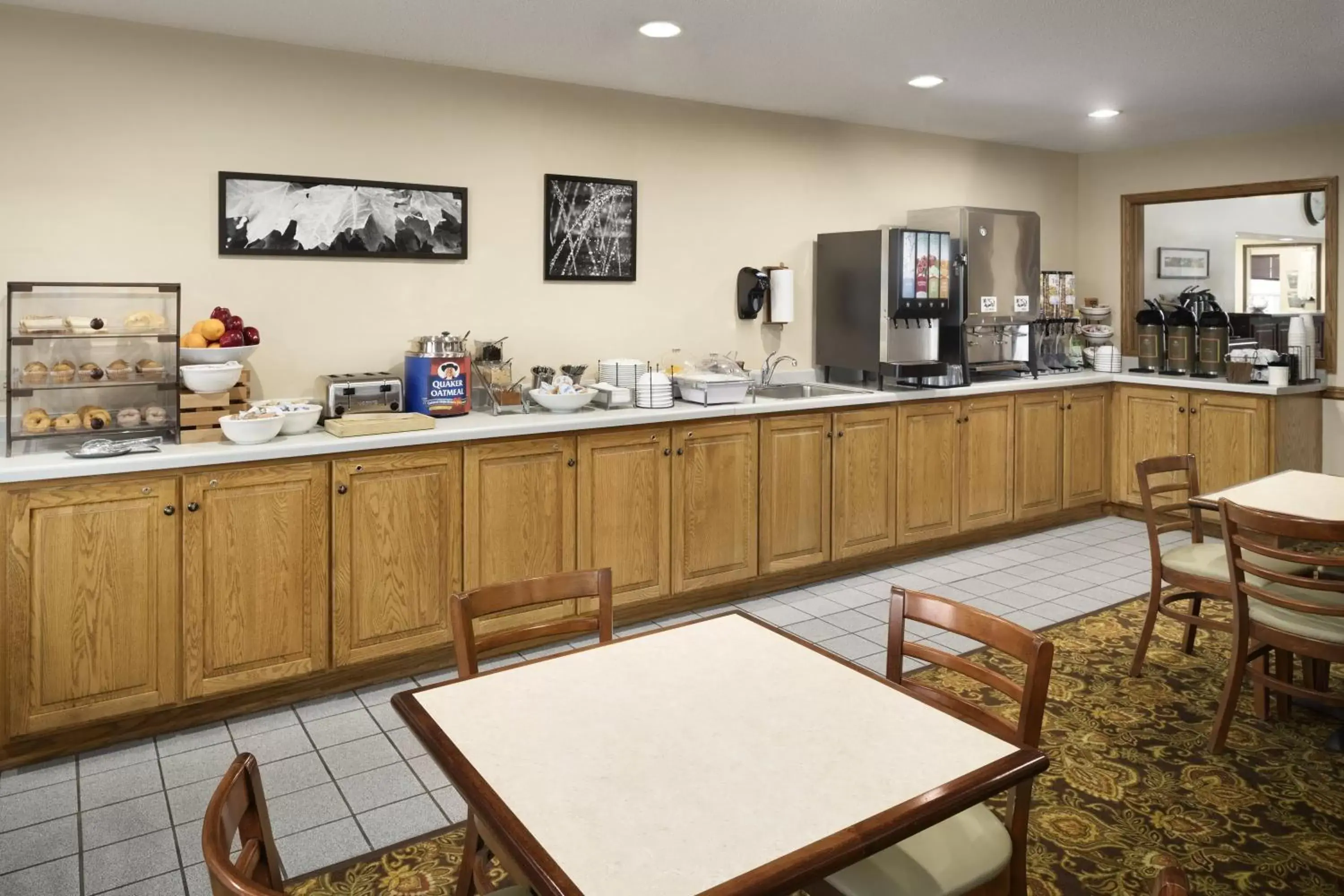 Buffet breakfast, Restaurant/Places to Eat in Country Inn & Suites by Radisson, Grinnell, IA