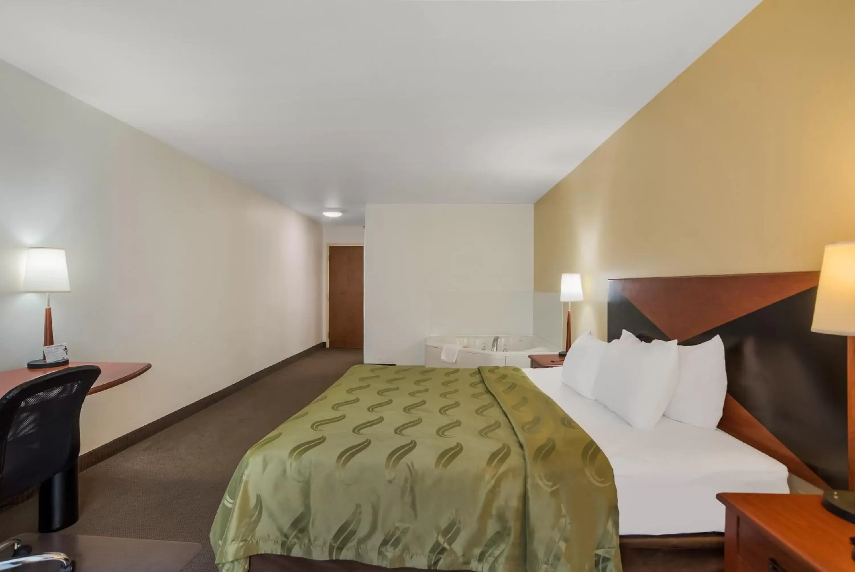 Bed in Quality Inn & Suites Chambersburg