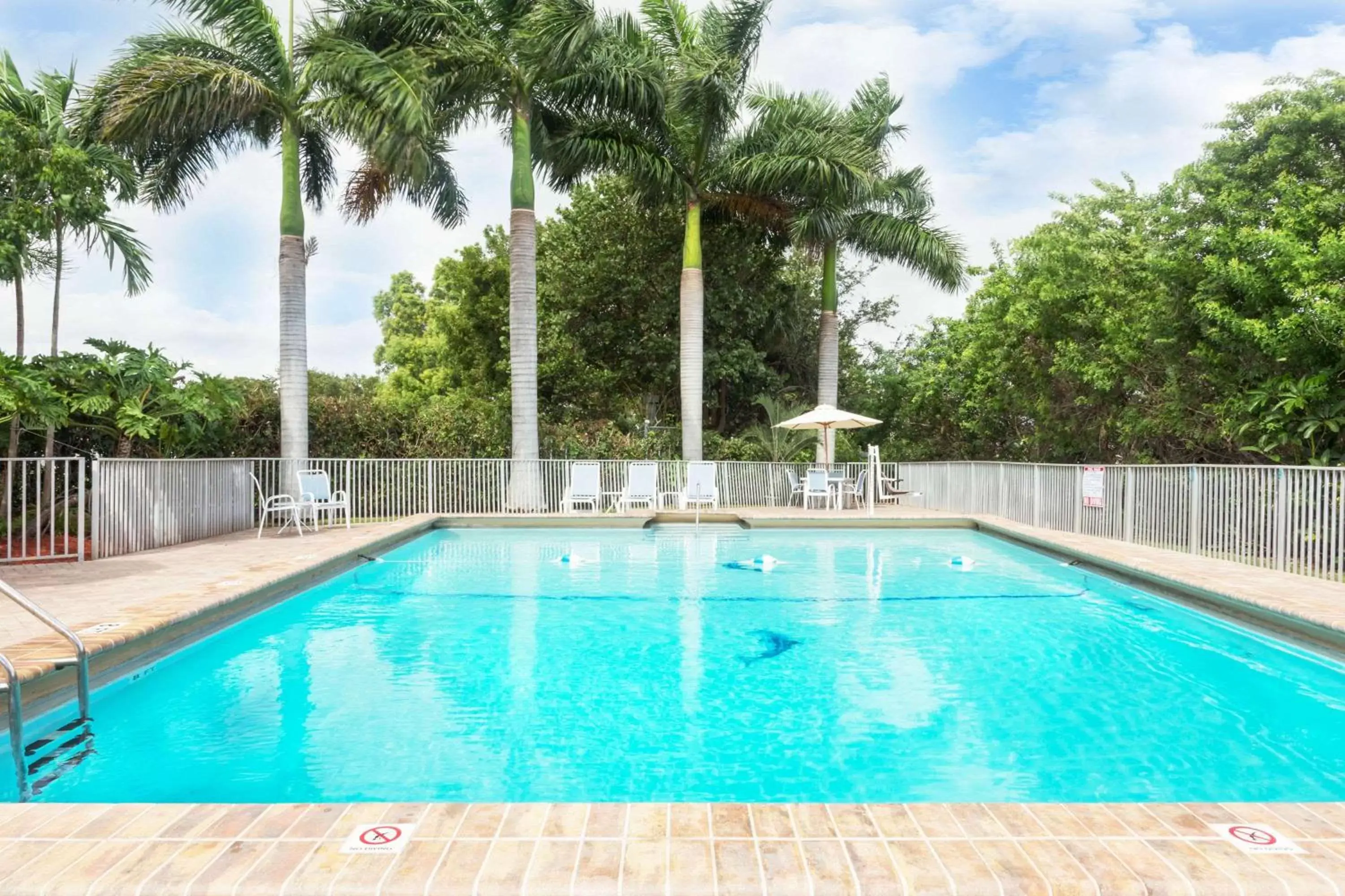 On site, Swimming Pool in Days Inn by Wyndham Fort Lauderdale-Oakland Park Airport N