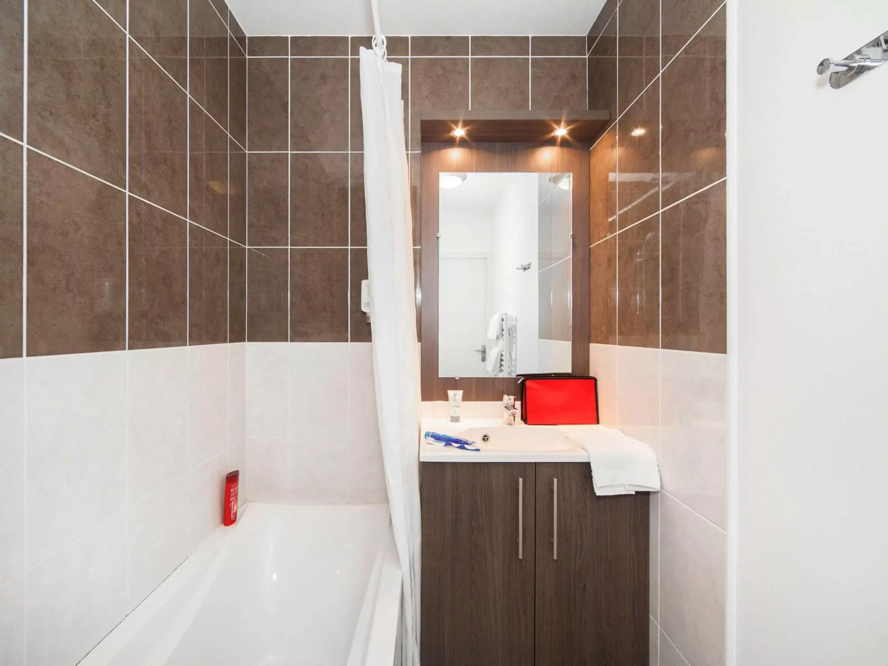 Photo of the whole room, Bathroom in Aparthotel Adagio Access Poitiers