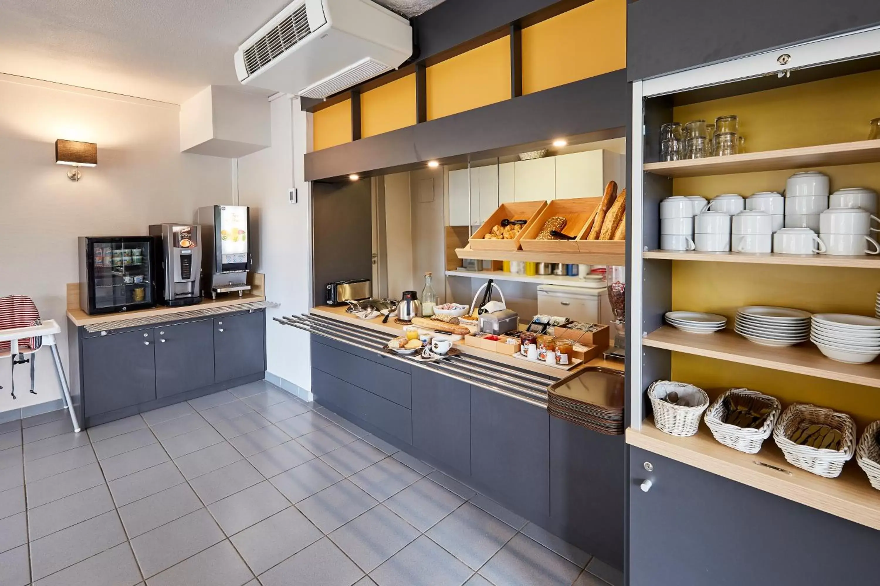 Buffet breakfast, Kitchen/Kitchenette in B&B HOTEL Dreux Centre