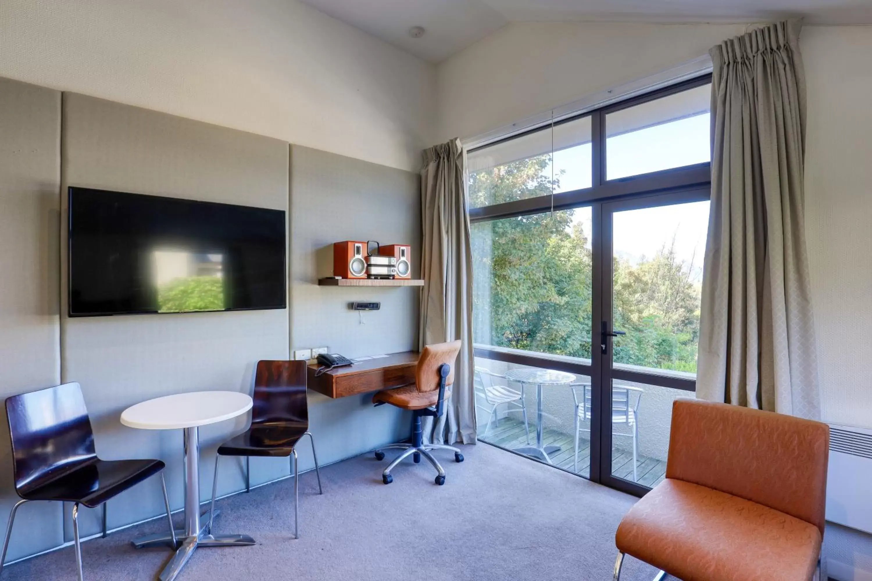 Living room, Seating Area in Garden Court Suites & Apartments