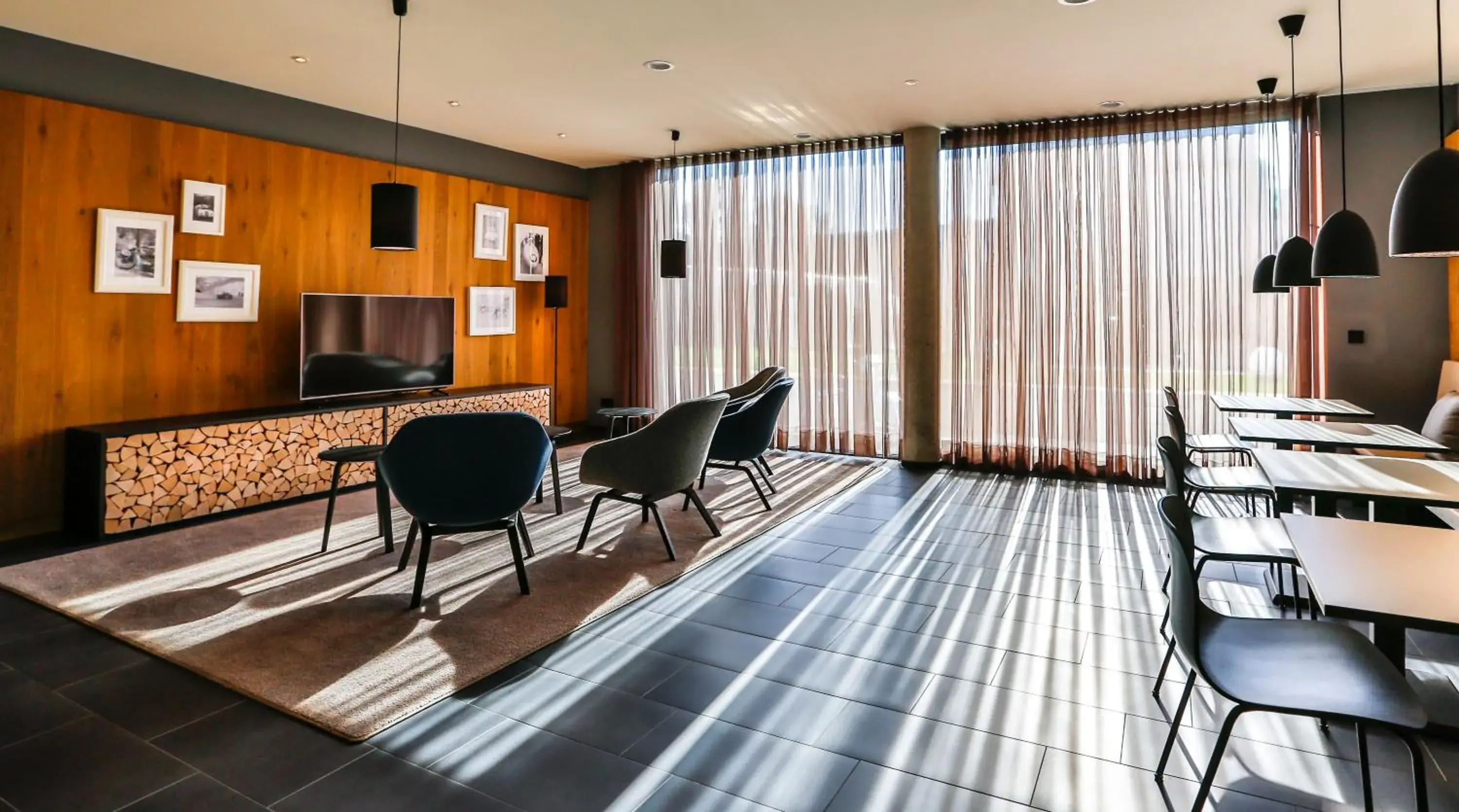 Communal lounge/ TV room in Hotel Garni Maximilian
