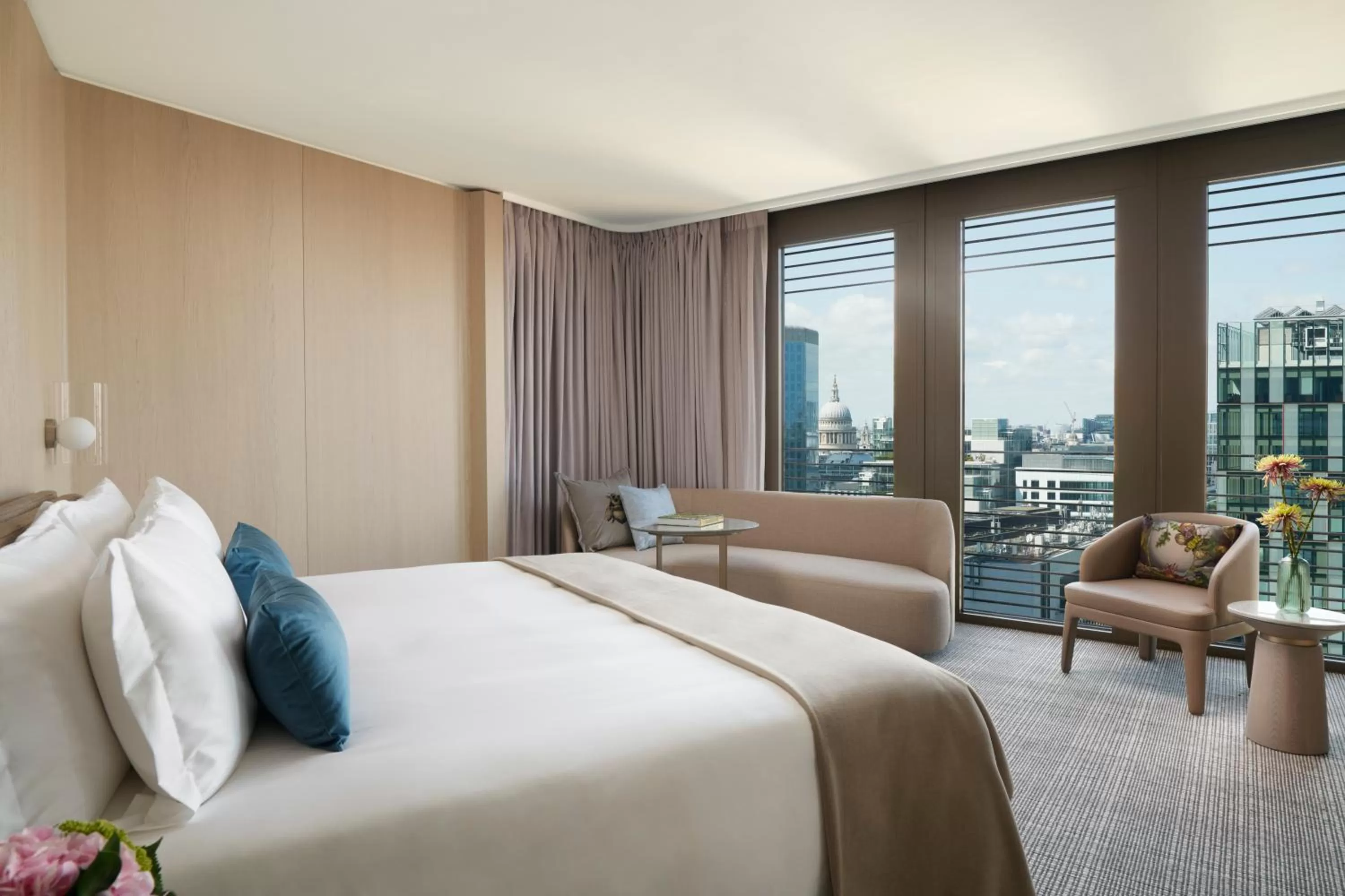 City view, Bed in Pan Pacific London