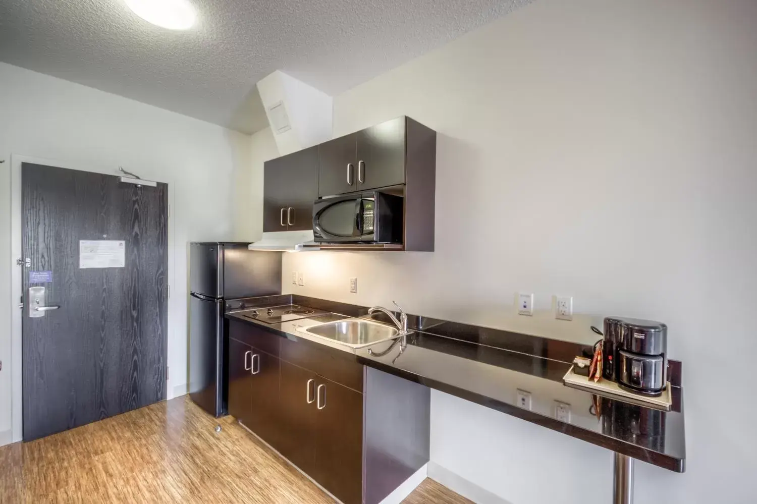 Kitchen or kitchenette, Kitchen/Kitchenette in Motel 6-Headingley, MB - Winnipeg West