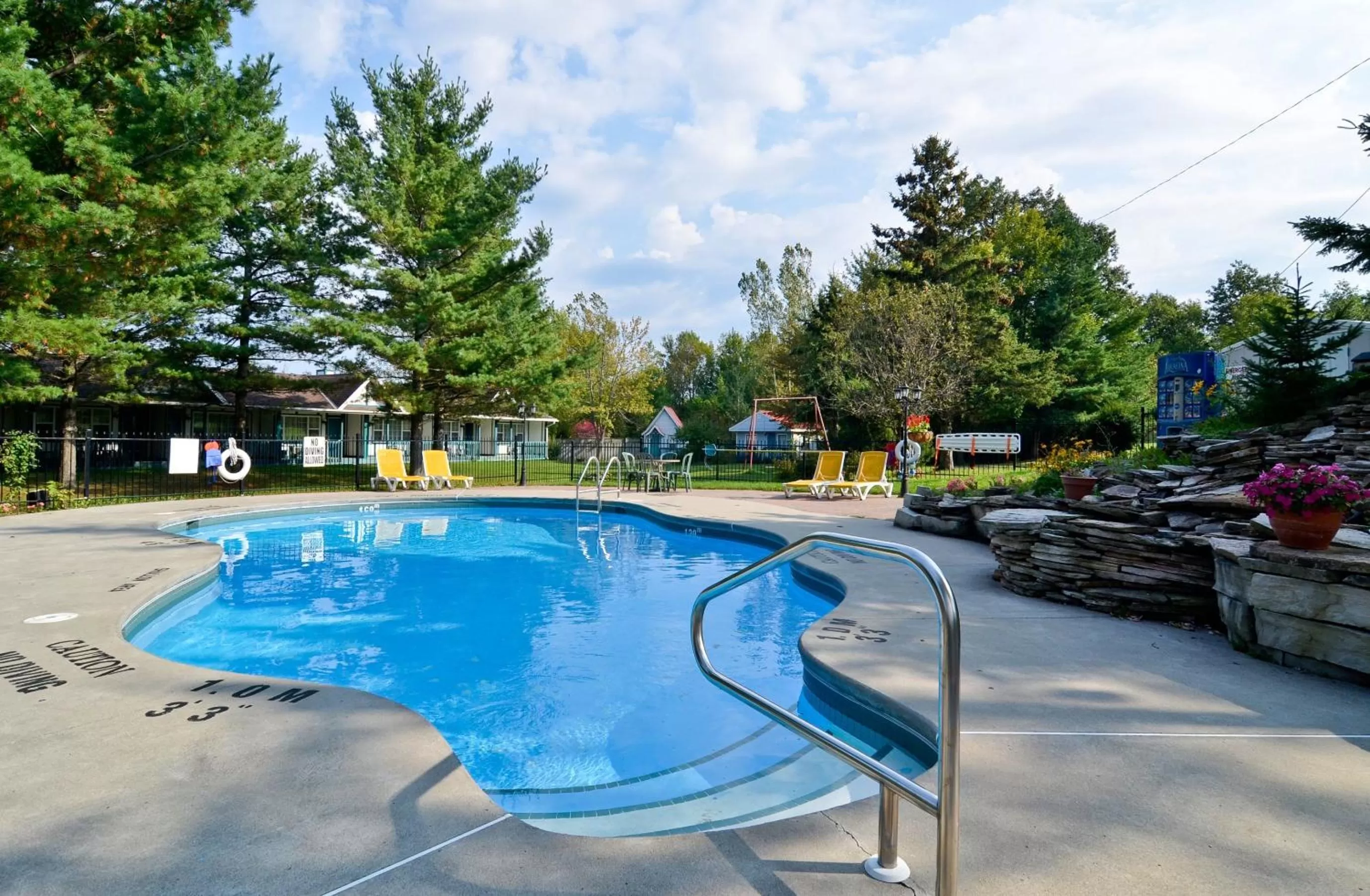 Swimming pool in Super 8 by Wyndham Gananoque - Country Squire Resort