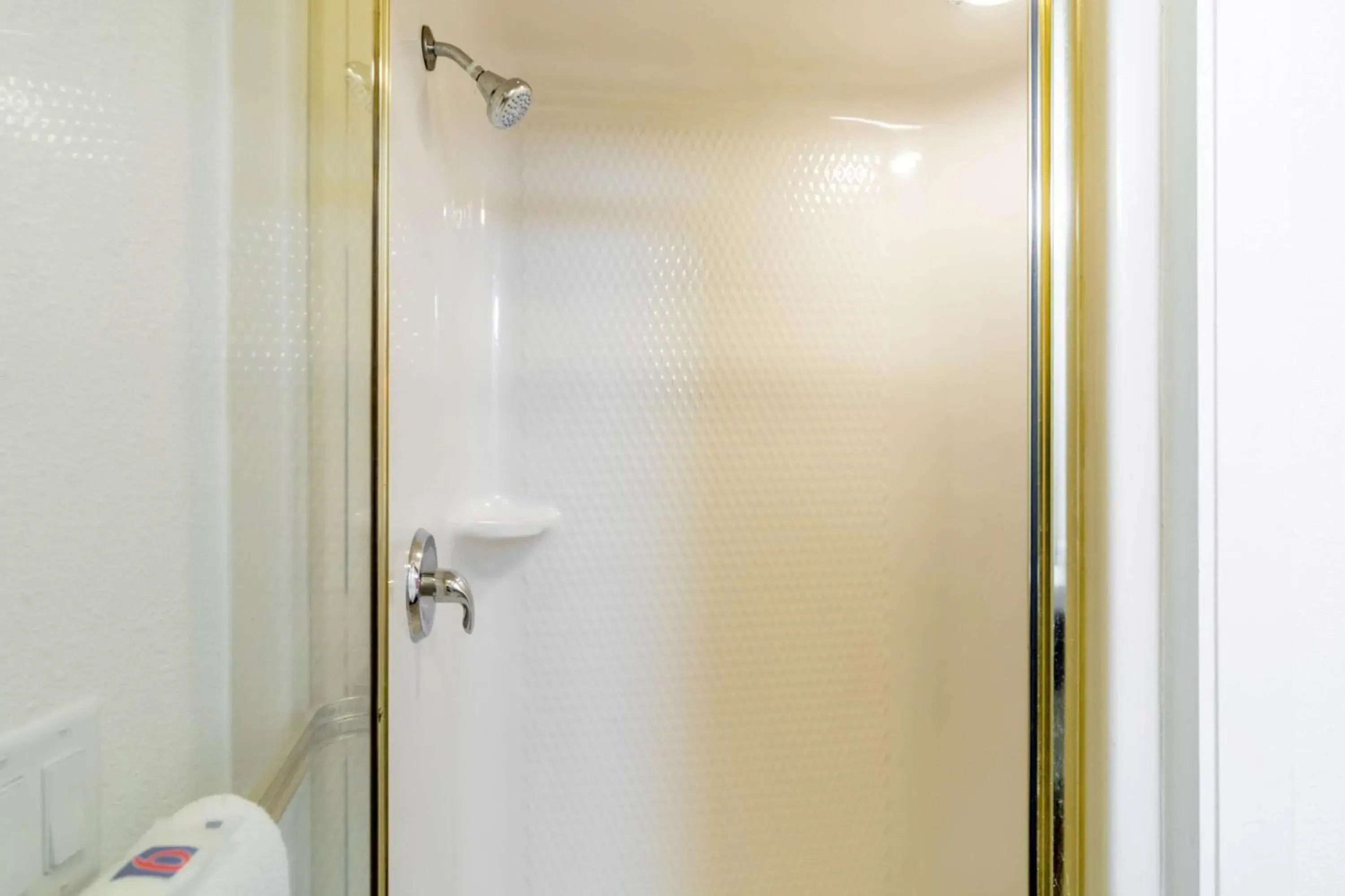 Bathroom in Motel 6-Harvey, IL Bathroom in Motel 6-Harvey, IL