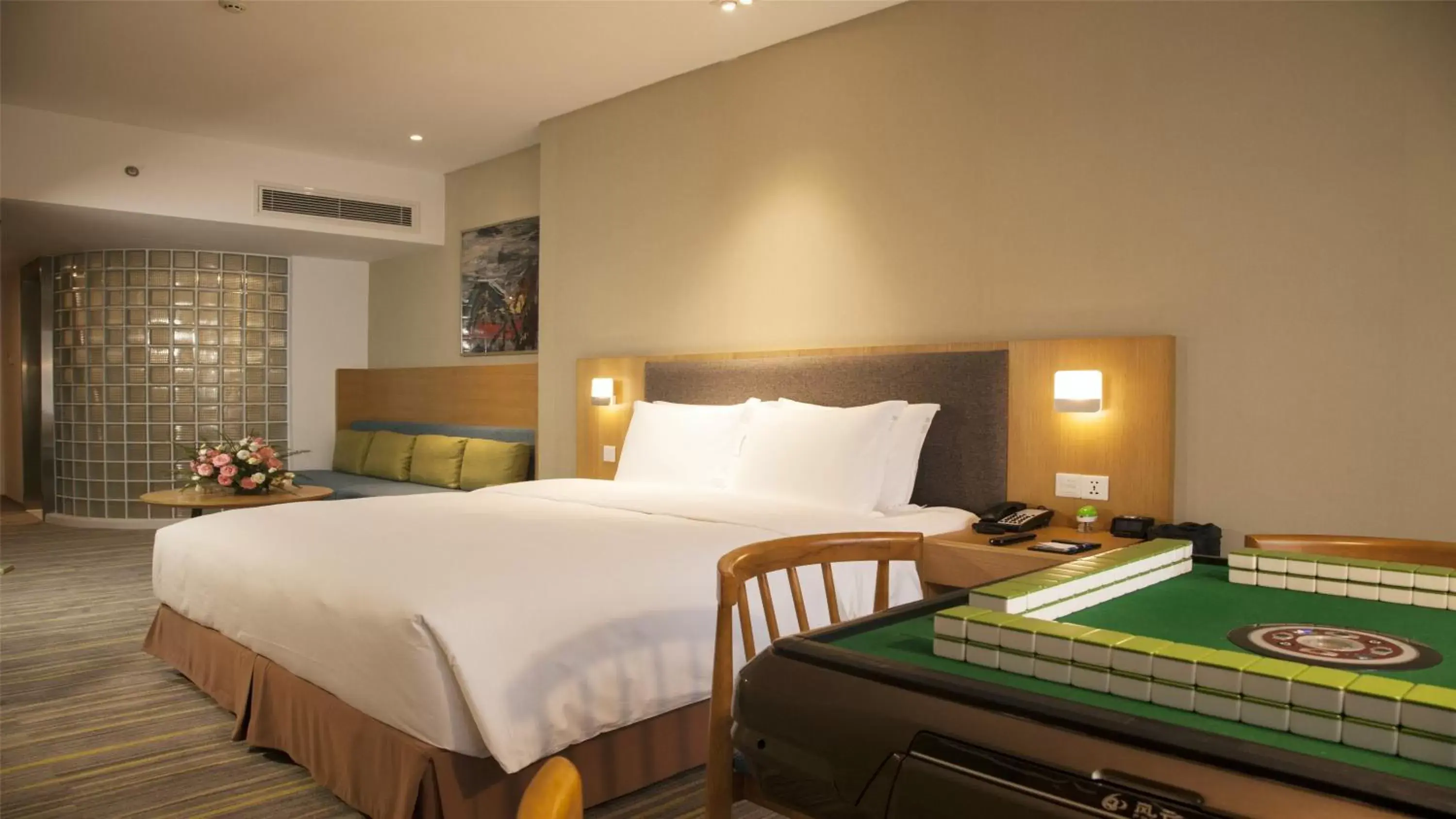 Photo of the whole room, Bed in Holiday Inn Express Chengdu Airport Zone(Chengdu Shuangliu International Airport Branch), an IHG Hotel