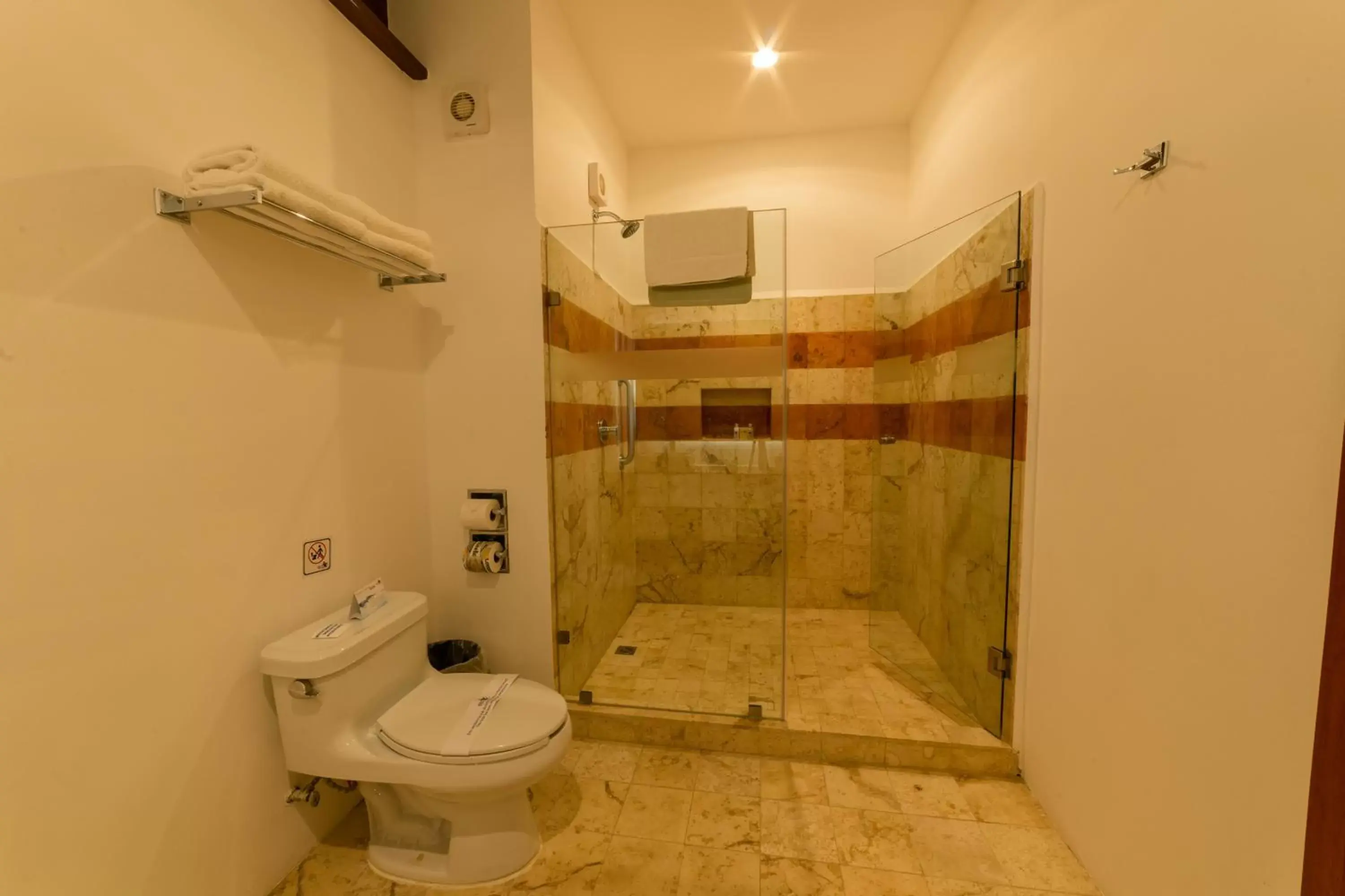 Bathroom in Hotel Meson del Marques