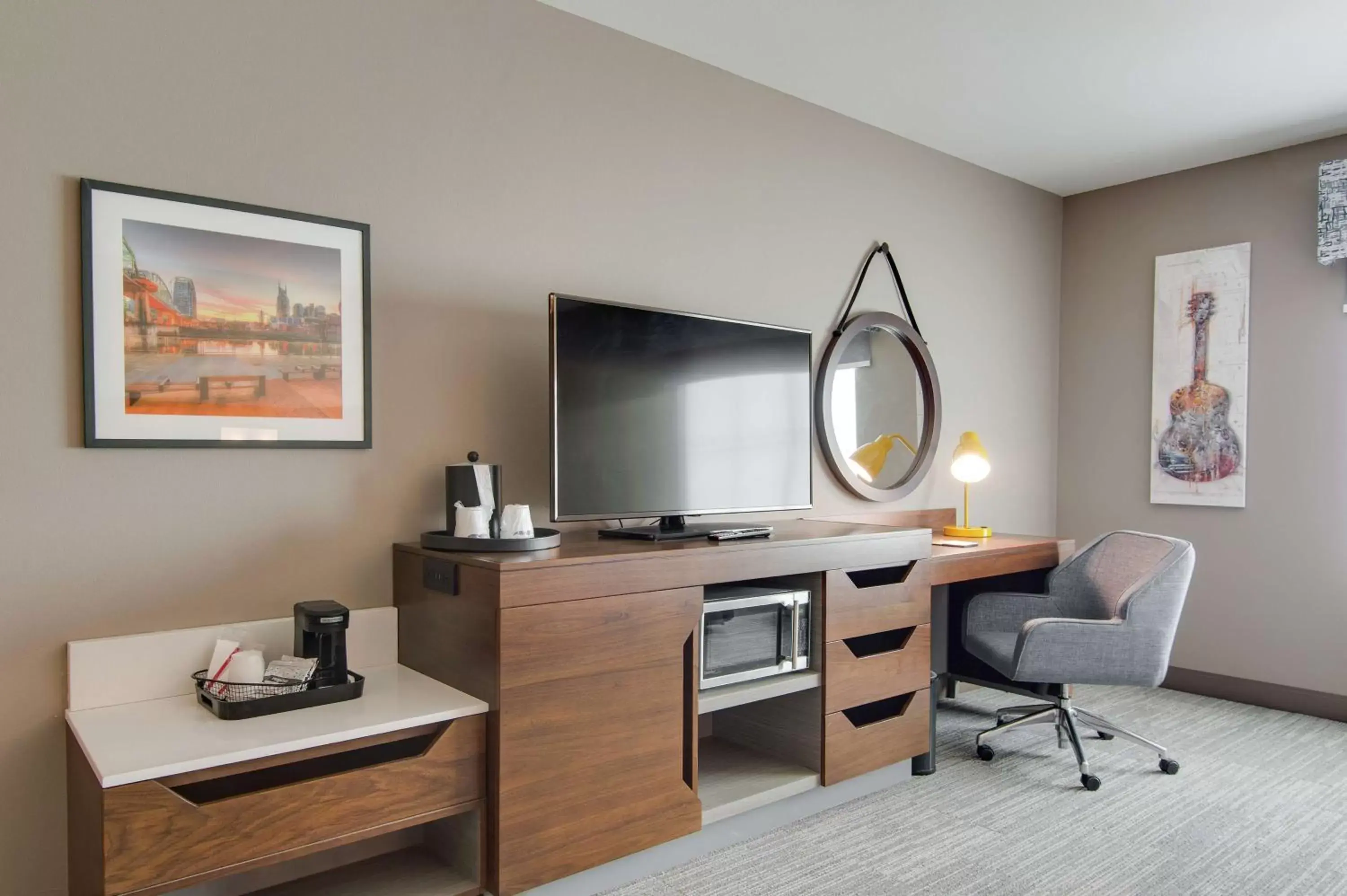 Bedroom, TV/Entertainment Center in Hampton Inn & Suites by Hilton Nashville North Skyline